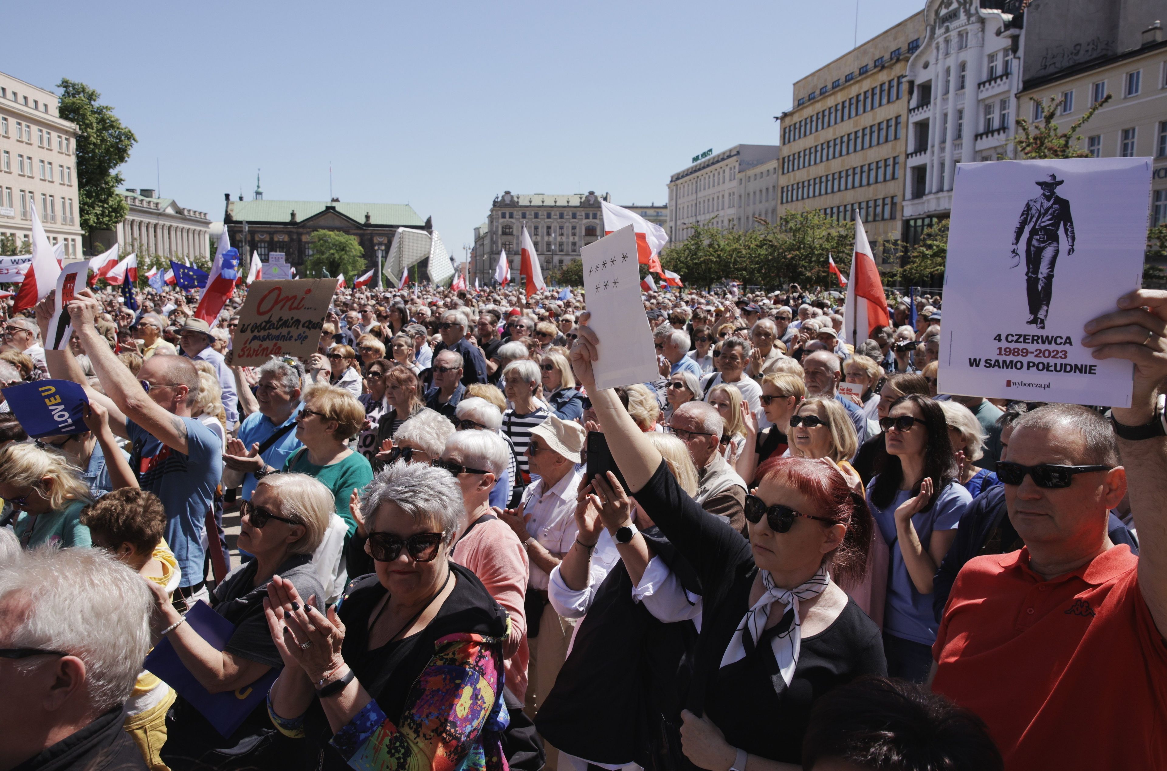 Tłum ludzi z wzniesionymi rękoma - plac w Poznaniu