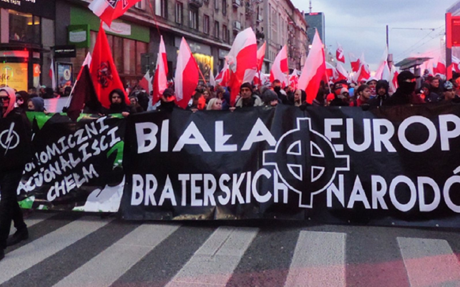 Grafika do artykułu Zero zarzutów. "To nie mój baner" - zeznają ci, którzy 11 listopada 2017 nieśli neofaszystowskie symbole