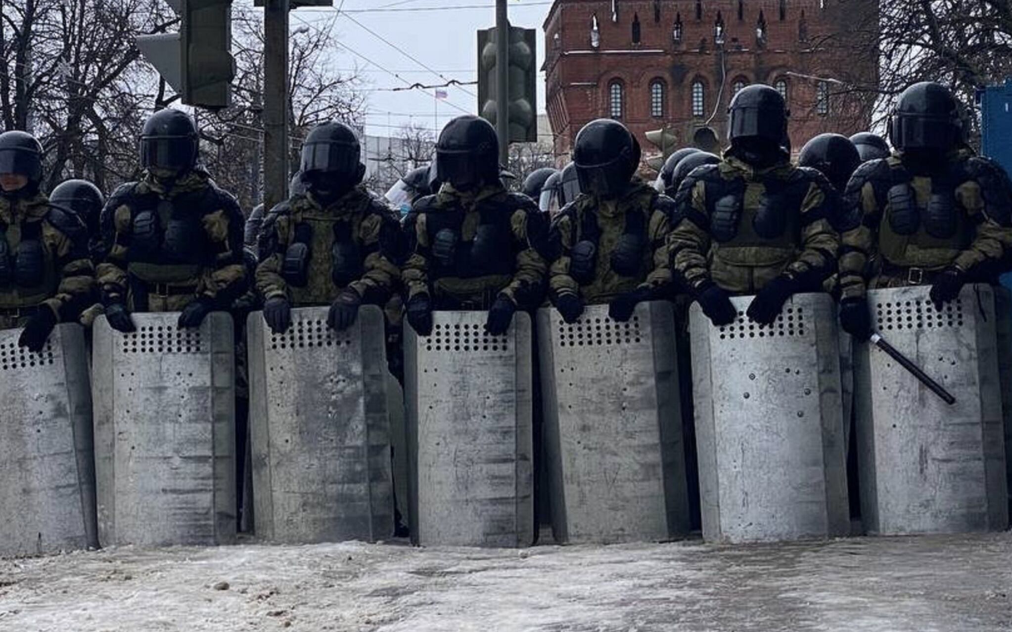 Grafika do artykułu Krew na śniegu. W Rosji 5 tys. zatrzymanych jednego dnia, Putin się boi