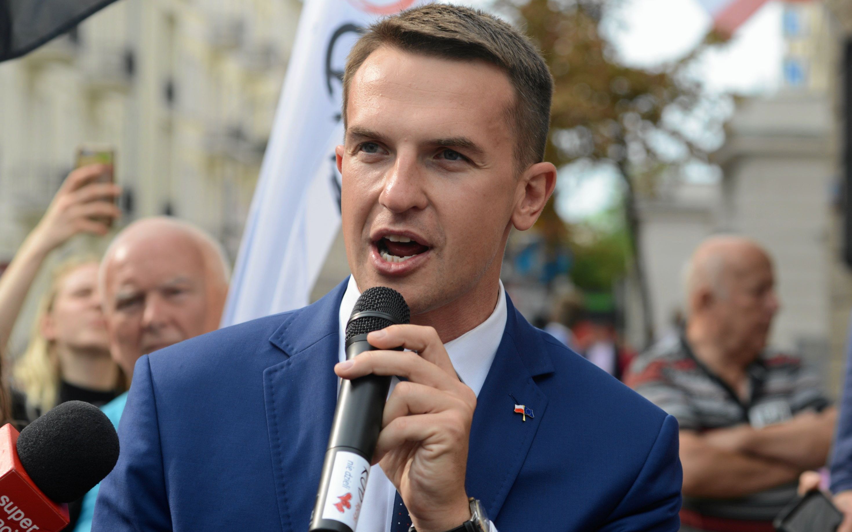 18.07.2018 Warszawa , ulica Wiejska . Sejm . Posel Nowoczesnej Adam Szlapka podczas  Wiecu na zakazanej ziemi ", w trakcie ktorego dzialacze Obywateli RP , Komitetu Obrony Demokracji i Strajku Kobiet probuja wejsc w asyscie parlamentarzystow na teren Sejmu RP w dniu rozpoczecia ostatniego posiedzenia sejmu przed wakacjami .
Fot. Maciek Jazwiecki / Agencja Gazeta