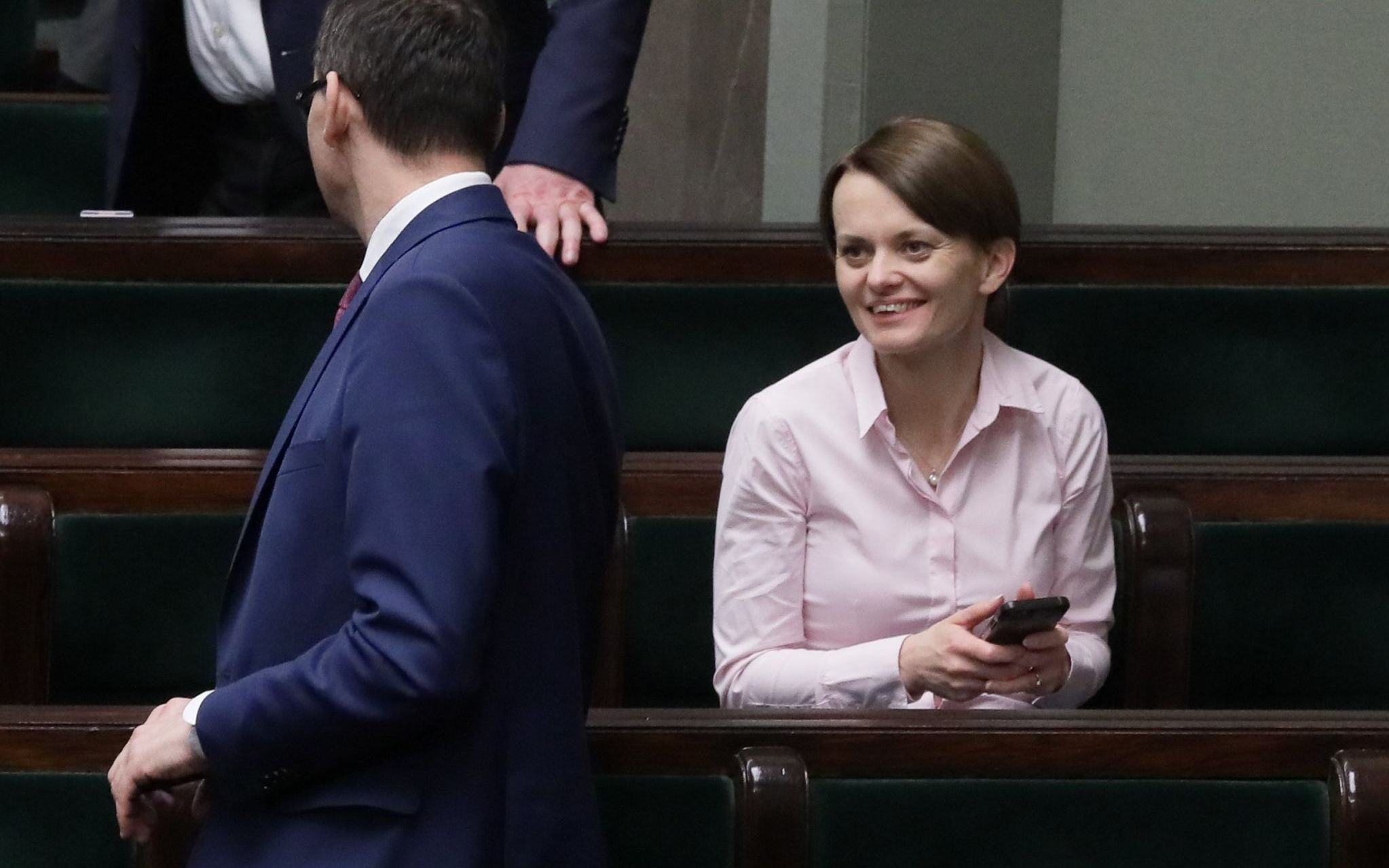 27.03.2020 Warszawa . Sejm . Od lewej: minister kultury i dziedzictwa narodowego Piotr Glinski , wiceminister spraw wewnetrznych i administracji Maciej Wasik , wiceminister zdrowia Janusz Cieszynski , minister nauki i szkolnictwa wyzszego Jaroslaw Gowin , premier Mateusz Morawiecki , minister rozwoju Jadwiga Emilewicz podczas 8 posiedzenia Sejmu IX kadencji w czasie epidemii koronawirusa . Poslowie po raz pierwszy pracuja zdalnie i glosuja nad ustawa o " tarczy antykryzysowej ".
Fot. Slawomir Kaminski / Agencja  Gazeta