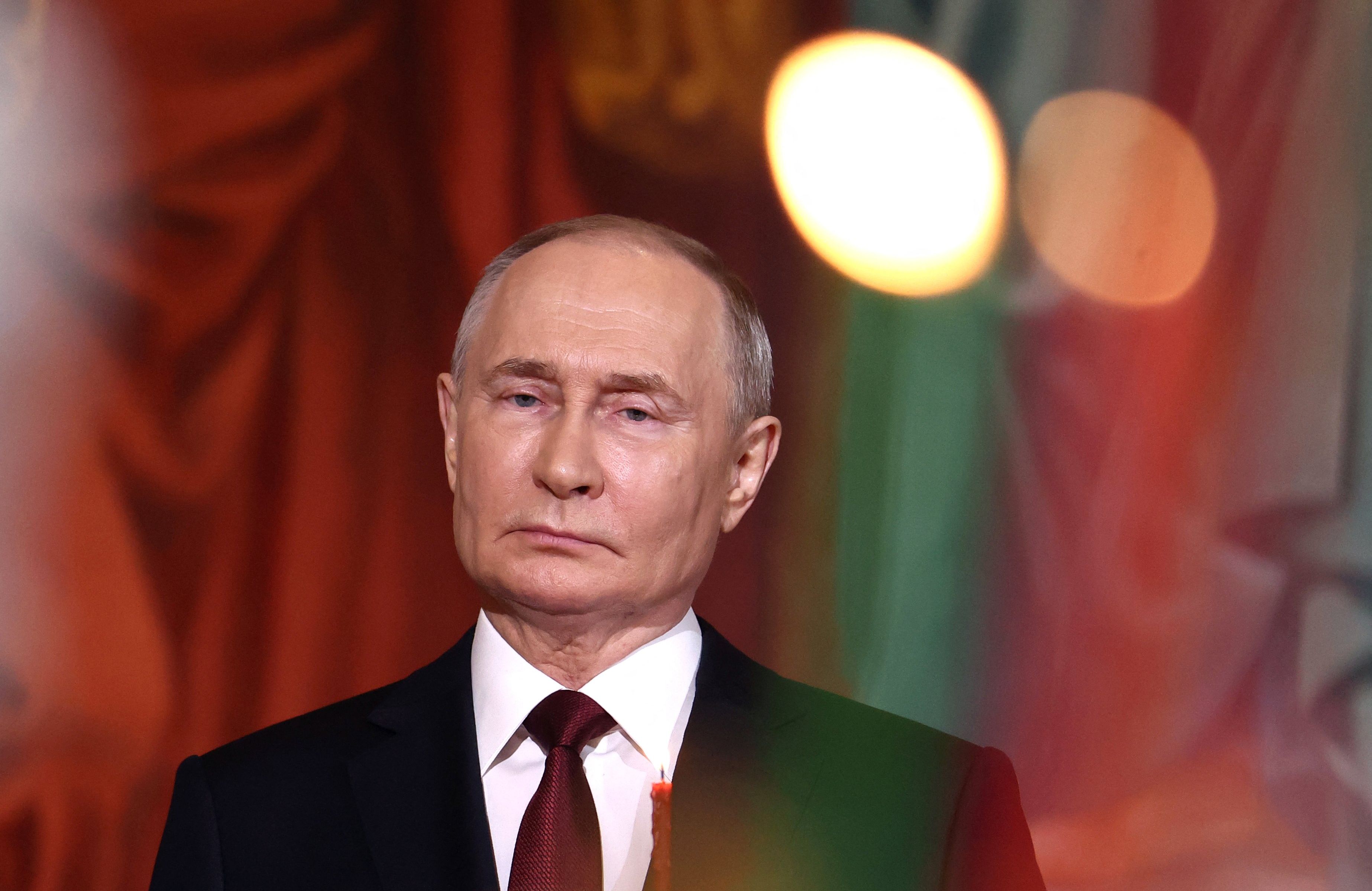 Zbrodniarz wojenny Władimir Putin stoi zamyślony