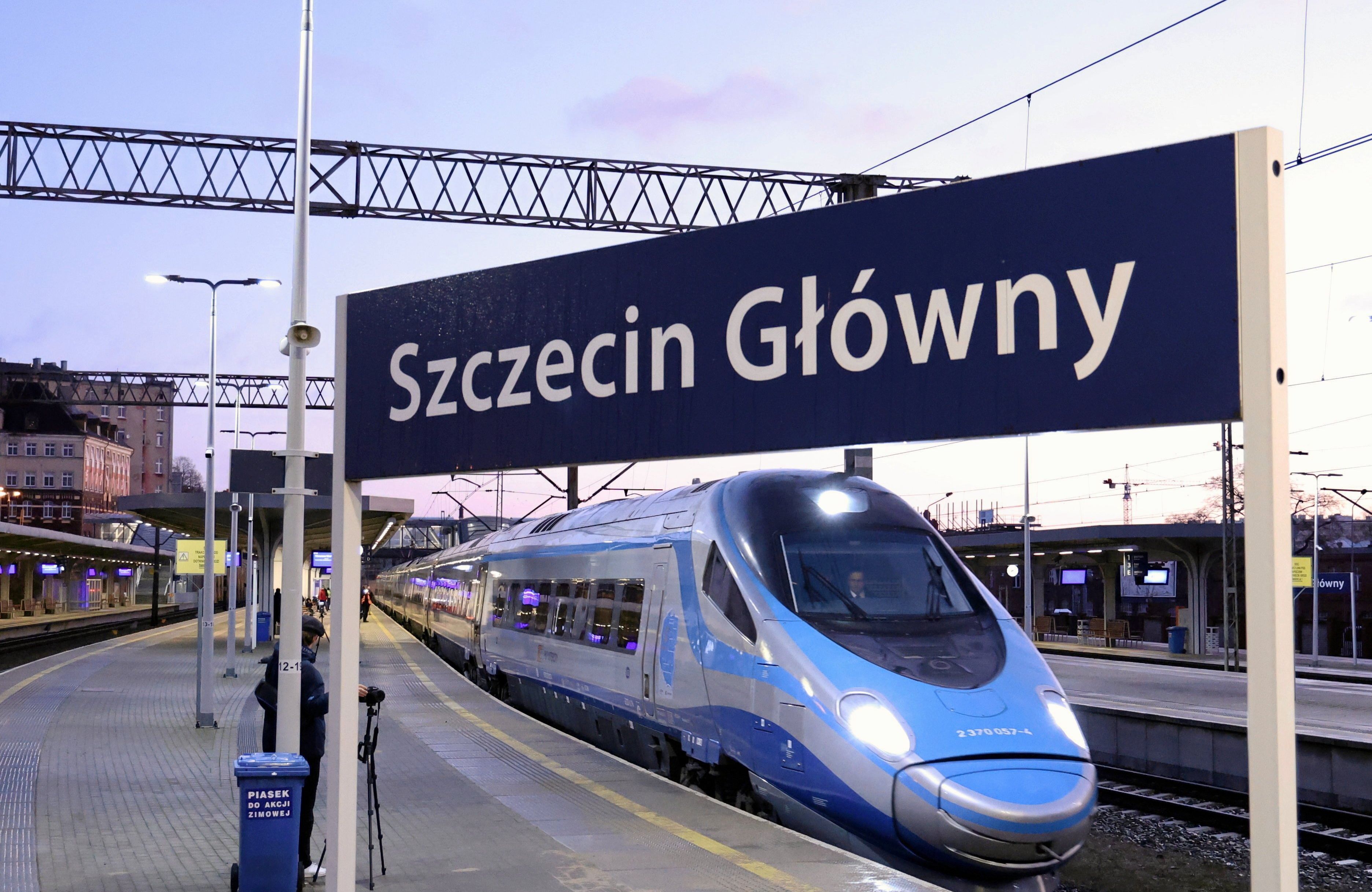 pociąg stoi przy napisie szczecin główny