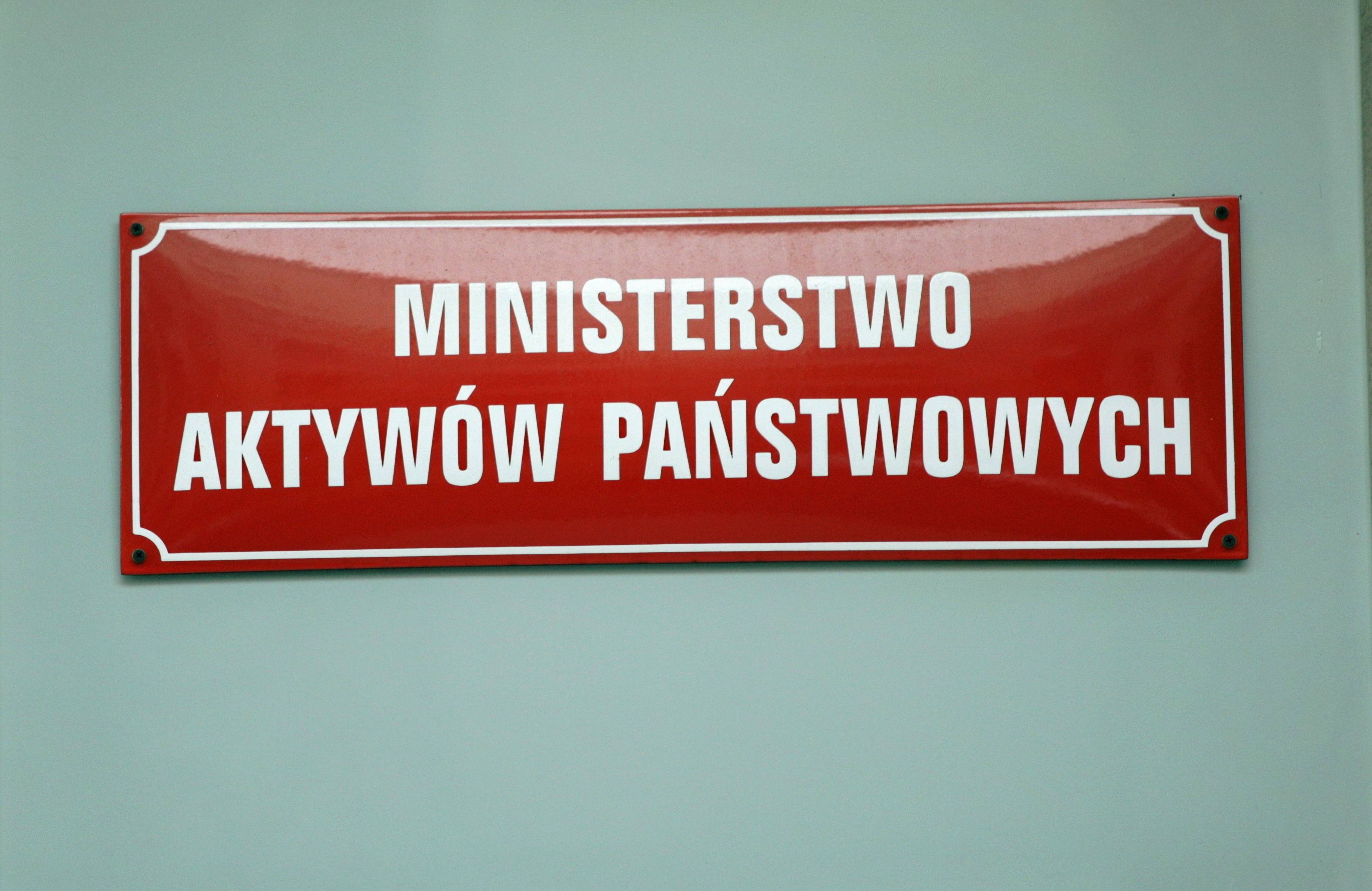 Czerwona tabliczka przy wejściu do budynku Ministerstwa Aktywów Państwowych