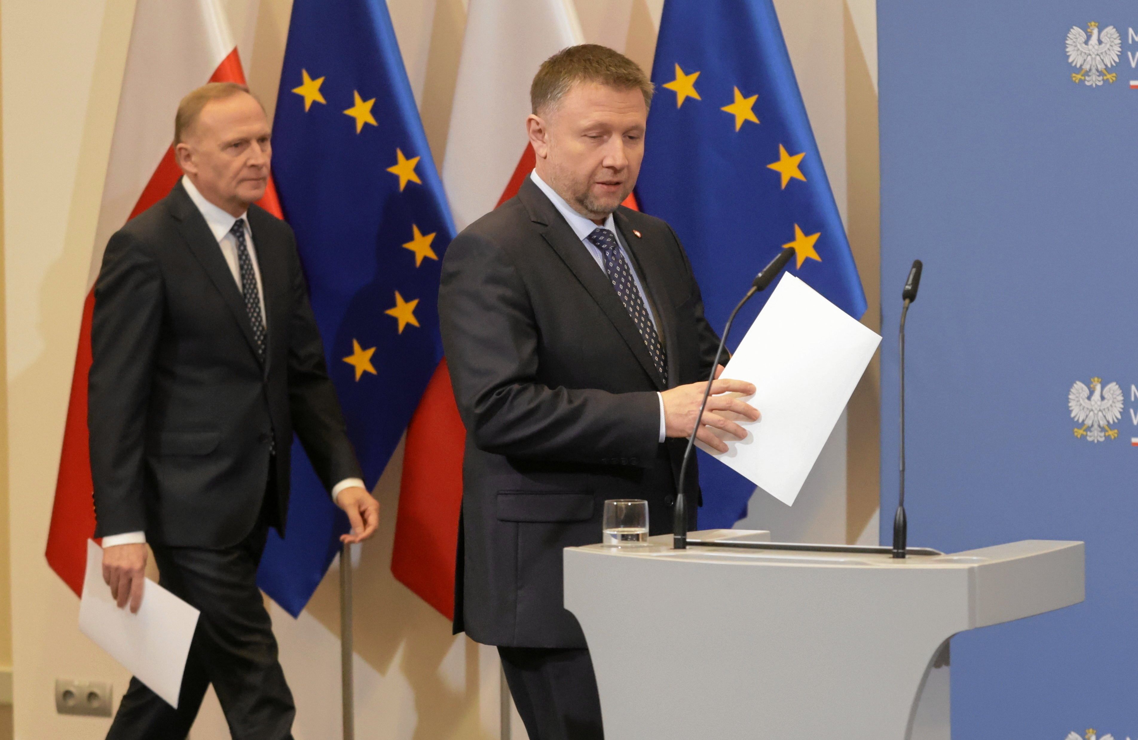 Mężczyzna z kartka papieru w ręce