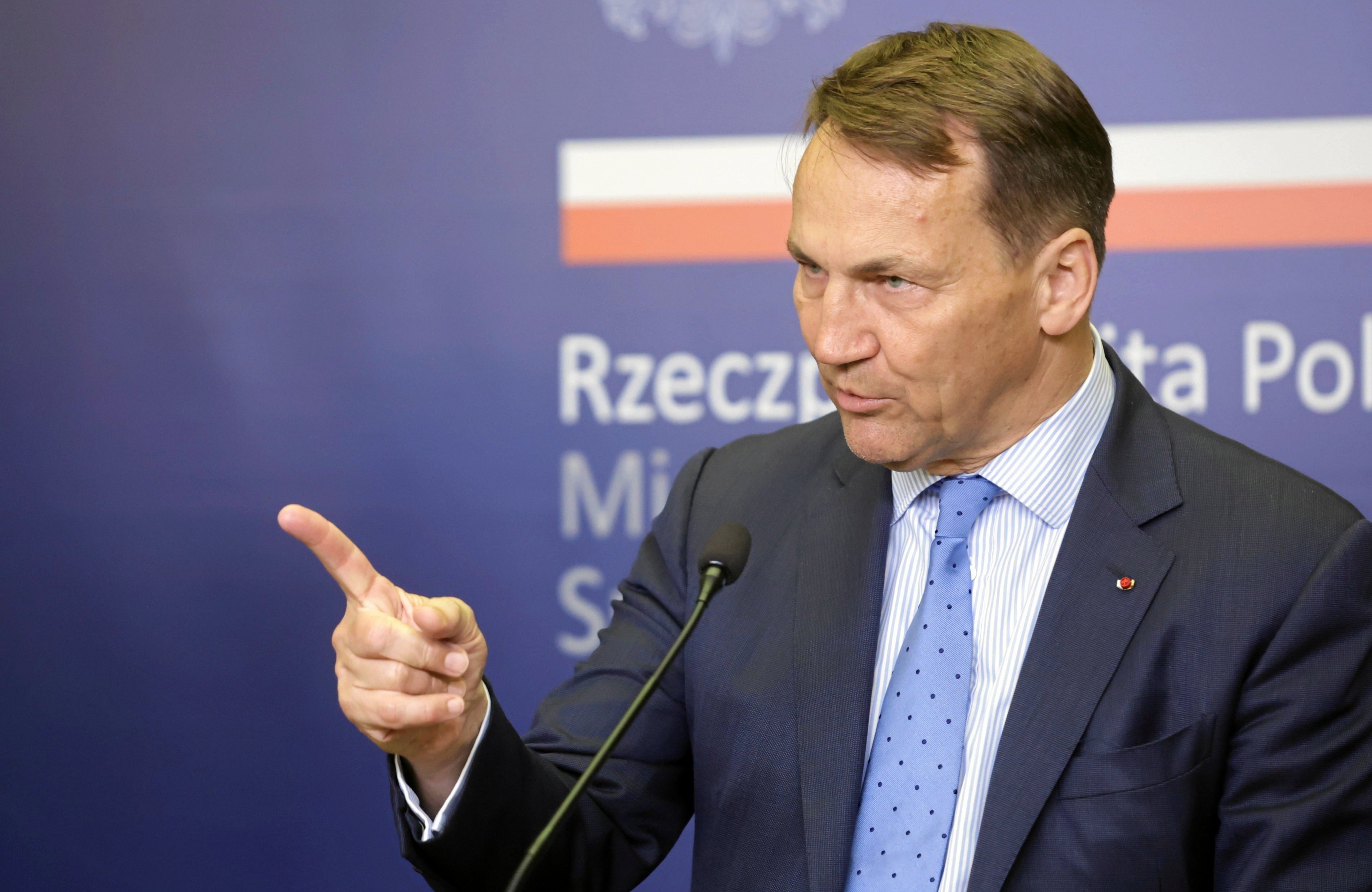 radosław sikorski wskazuje palcem