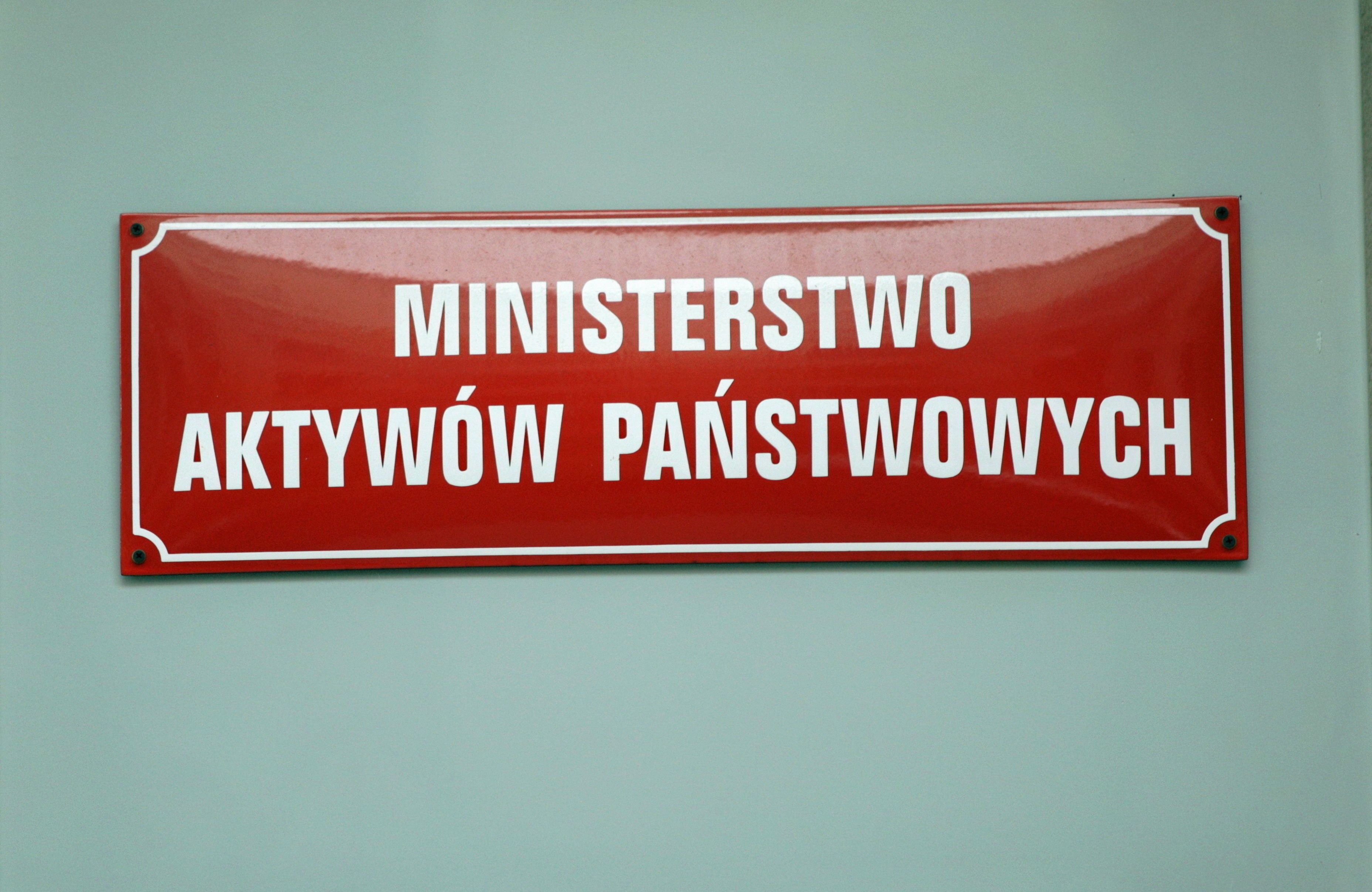 Czerwona tabliczka przy wejściu do budynku Ministerstwa Aktywów Państwowych