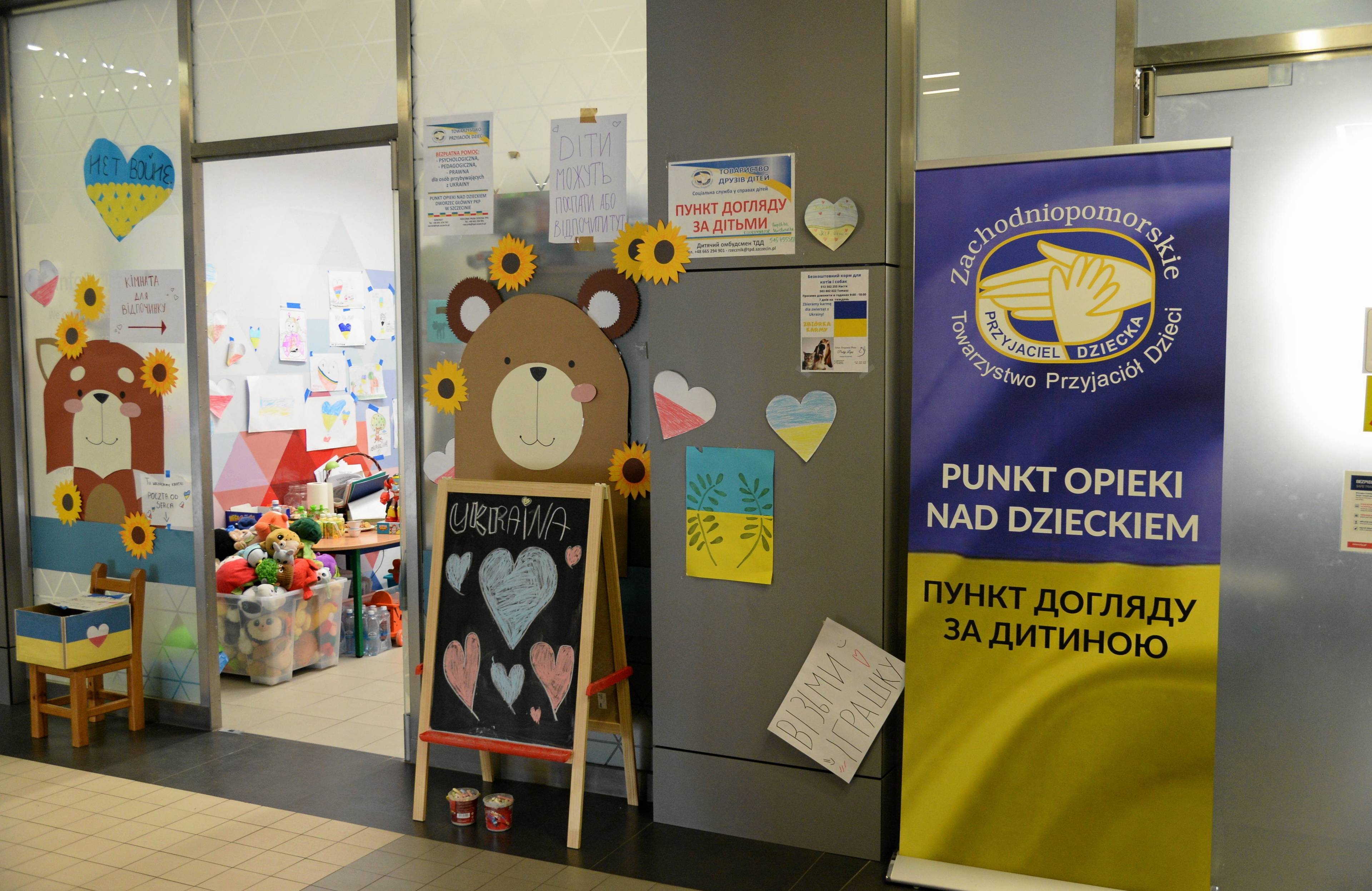 Na zdjęciu jest punkt opieki nad dzieckiem
