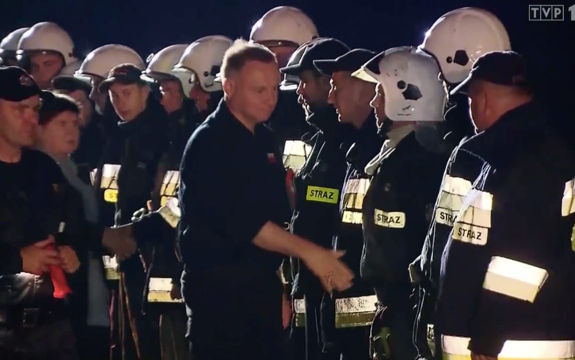 Grafika do artykułu "Wiadomości" TVP: Duda nie poniża Polaków swoim angielskim. Trzaskowski nie umie myśleć po polsku