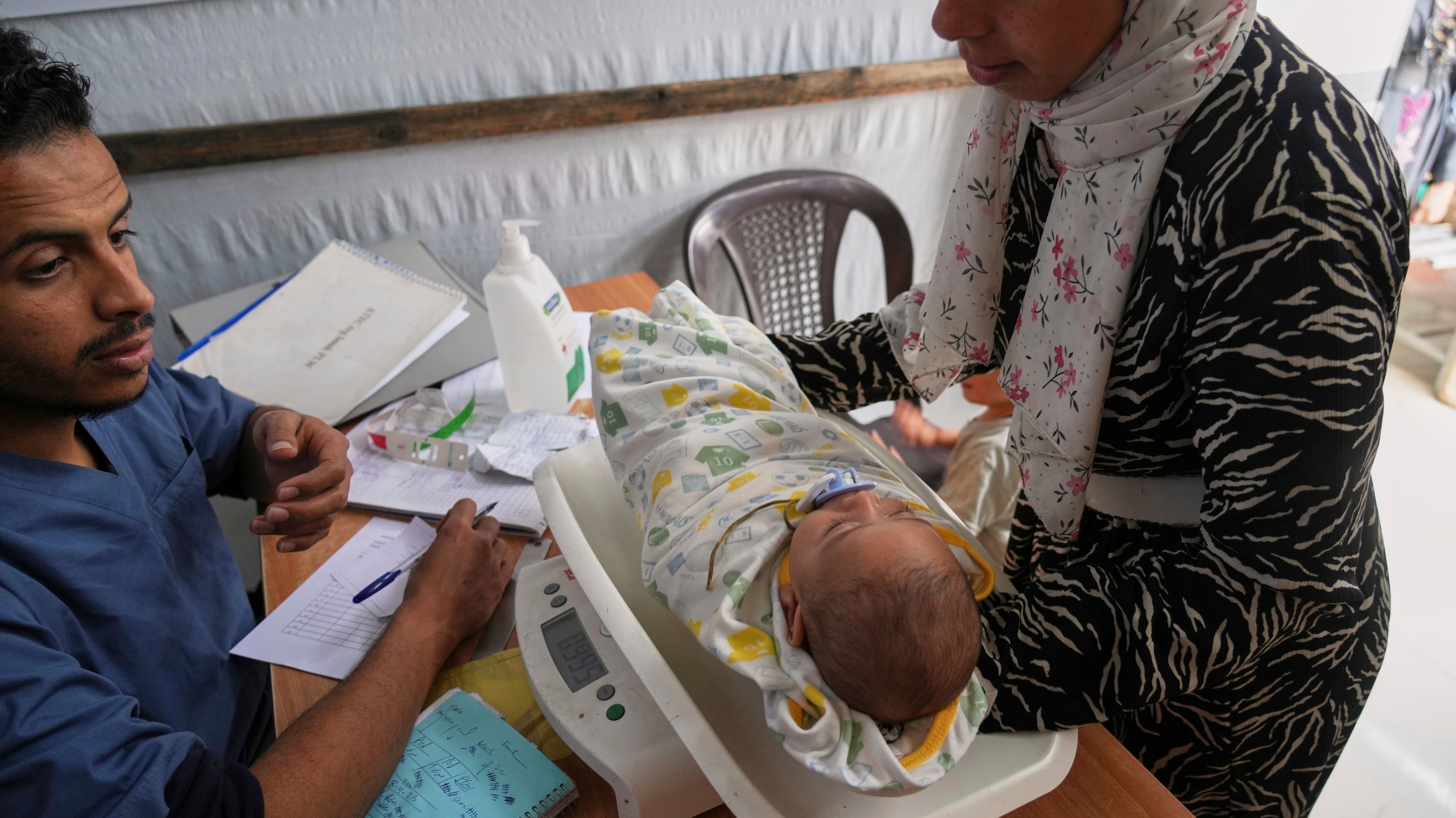 lekarz badający niemowlę