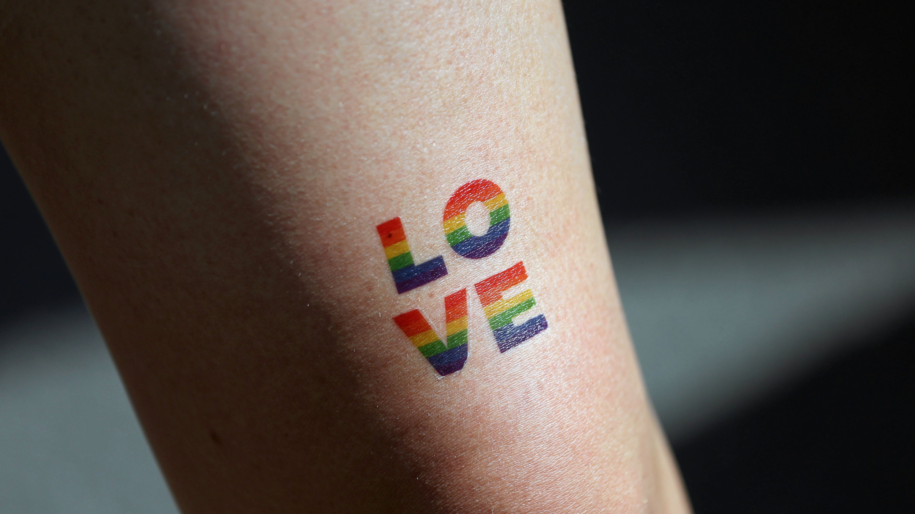 Cztery litery "L", "O", "V", "E"