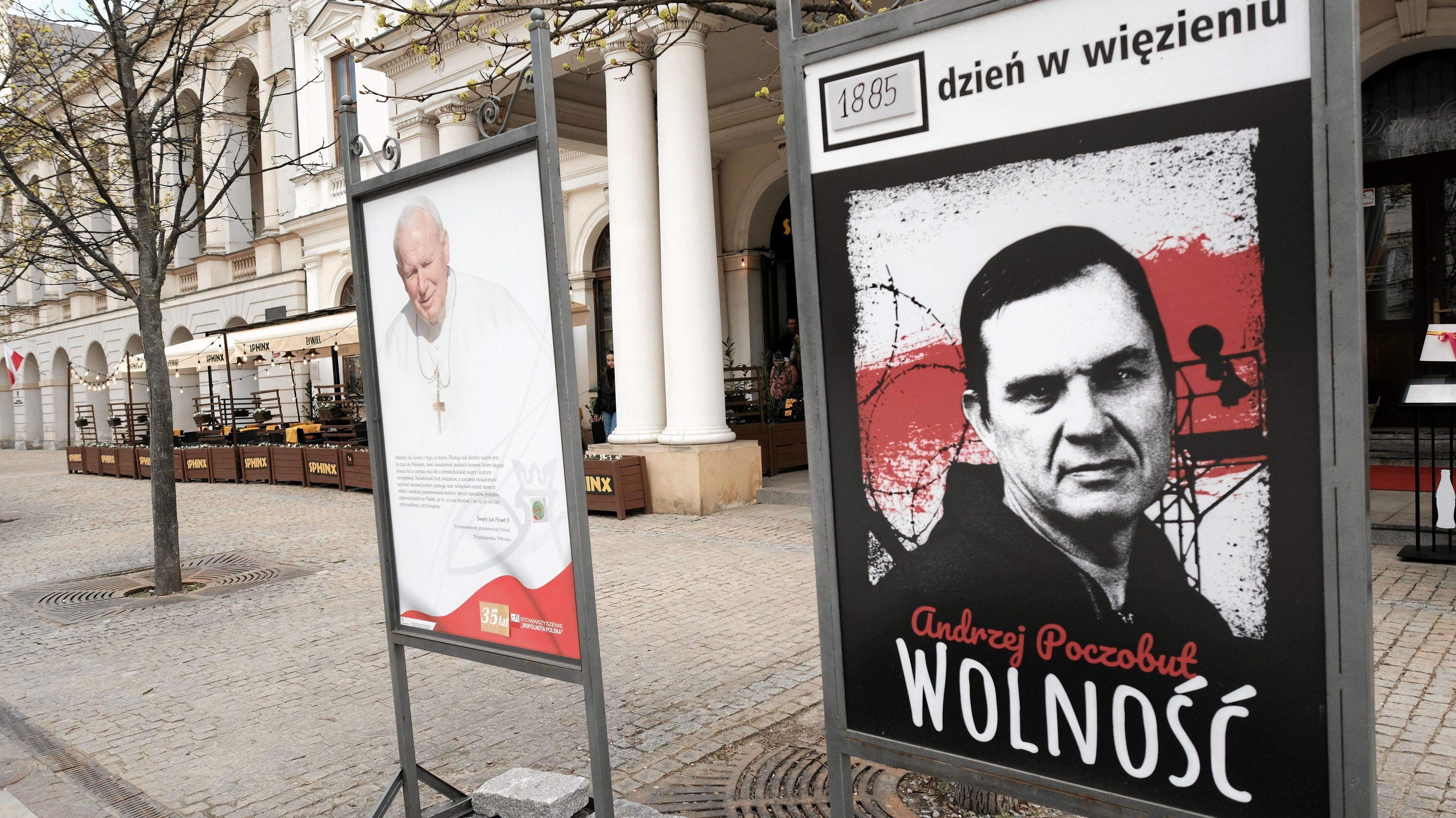 Plakat na ulicy przedstawiający więzionego Andrzeja Poczobuta.