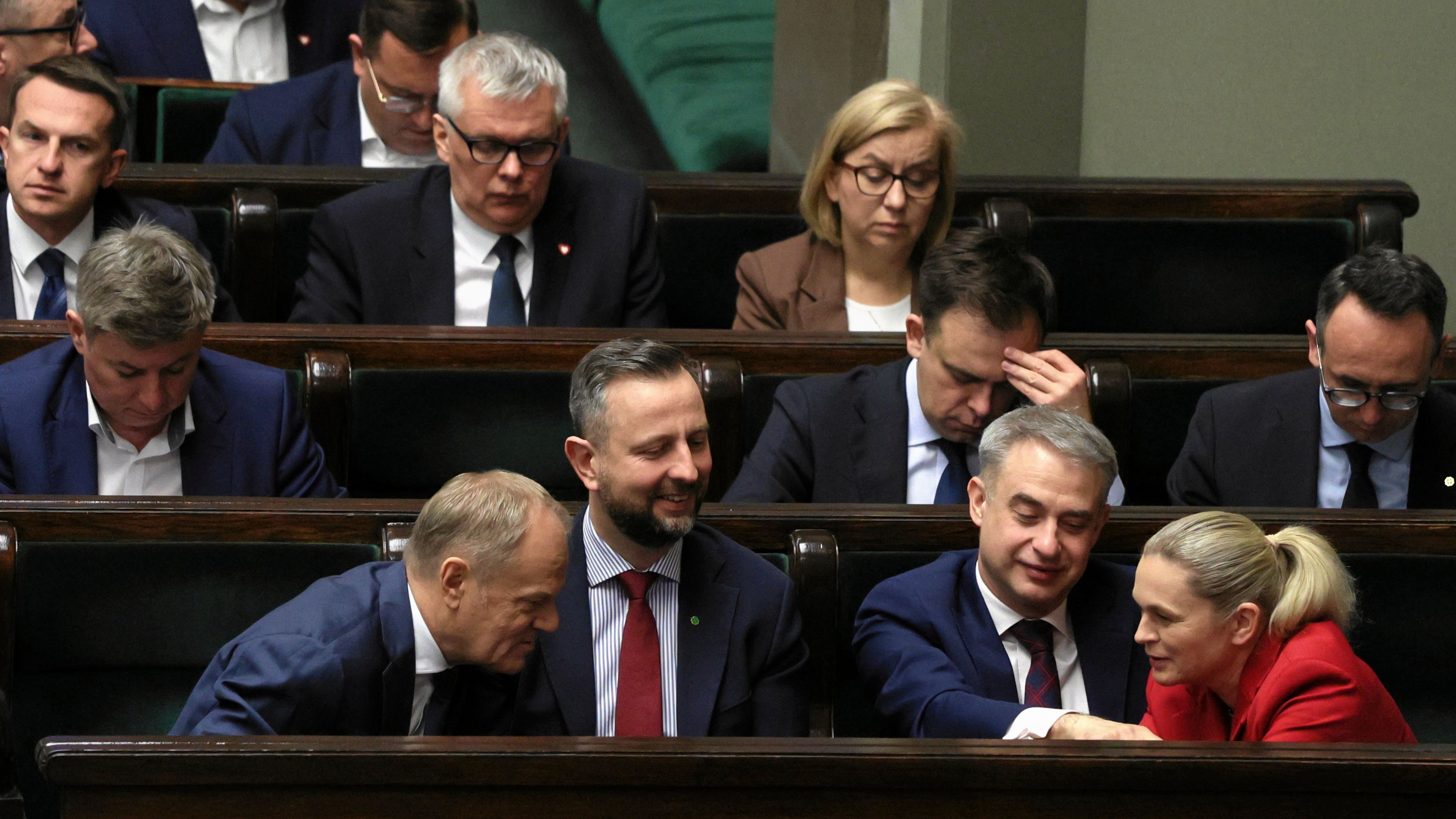 17.04.2026 Warszawa , ulica Wiejska , Sejm . W pierwszym rzedzie od lewej: premier Donald Tusk , wicepremier, minister obrony narodowej Wladyslaw Kosiniak - Kamysz, wicepremier, minister cyfryzacji Krzysztof Gawkowski i ministra edukacki Barbara Nowacka, w drugim rzedzie od lewej: szef KPRM Jan Grabiec, minister finansow i gospodarki Andrzej Domanski i minister infrastruktury Dariusz Klimczak podczas bloku glosowan .
Fot. Slawomir Kaminski / Agencja Wyborcza.pl