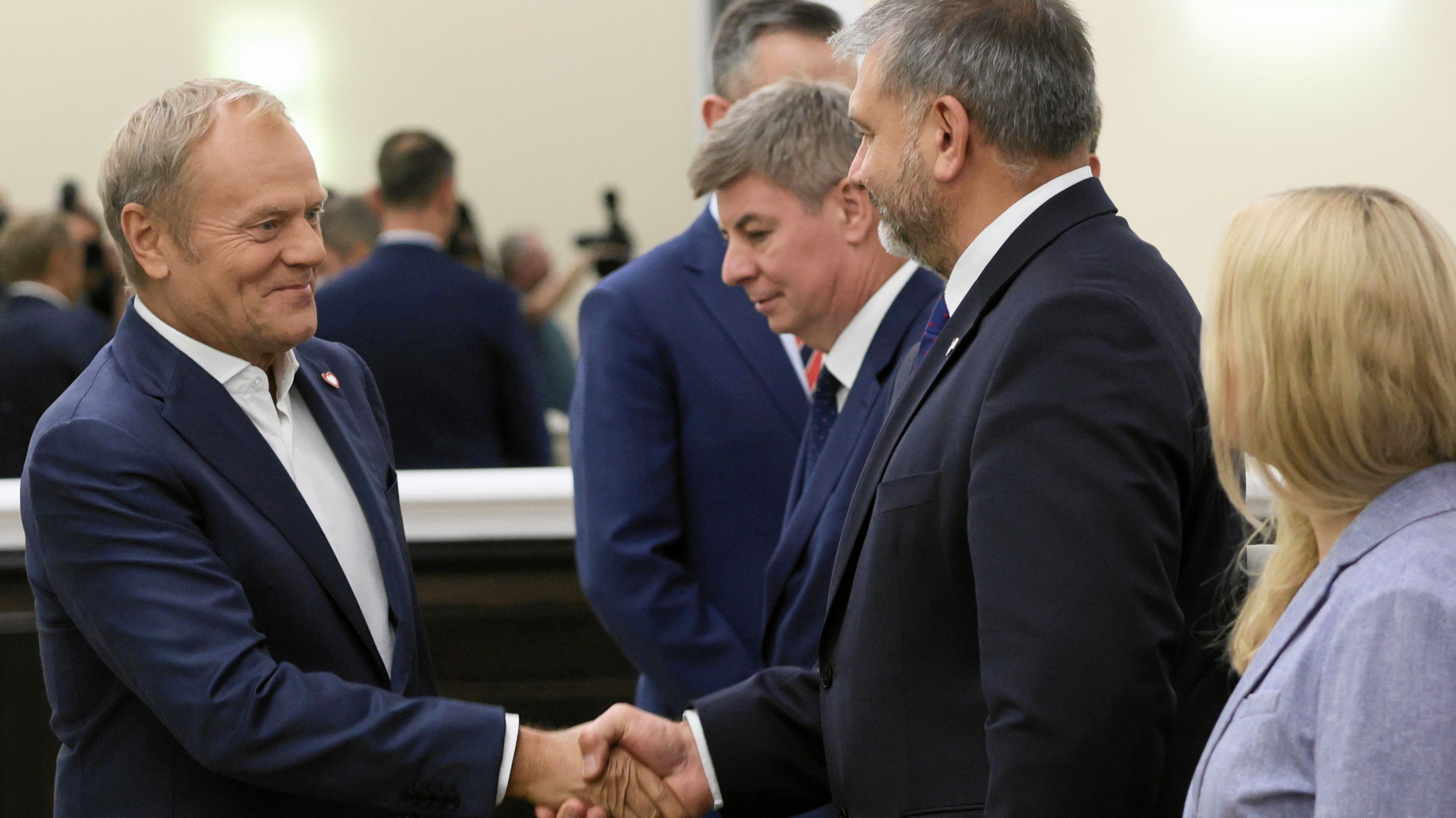 Donald Tusk ściska rękę Waldemara Żurka