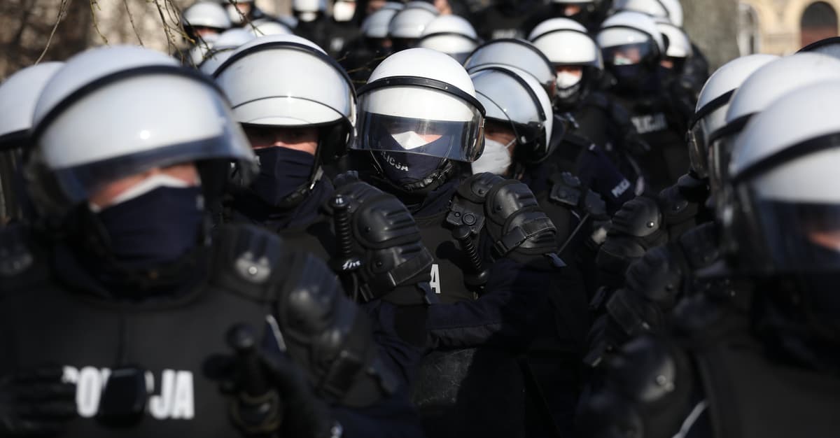 Ręka złamana przez policjanta na demonstracji. Po 5 latach państwo nie umie ustalić, co się stało