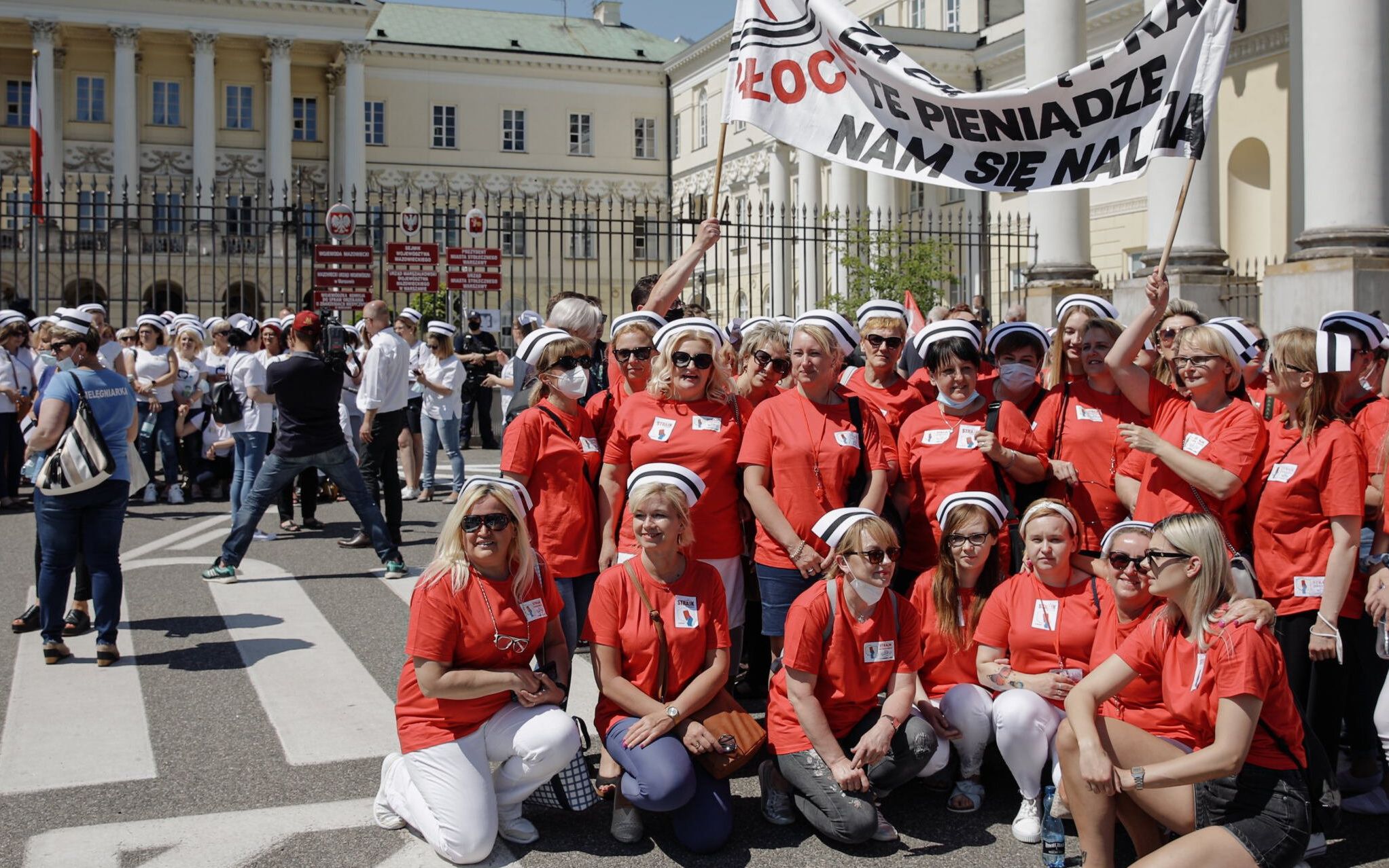 07.06.2021 Warszawa, plac Bankowy 3/5. Strajk ostrzegawczy pielegniarek i poloznych pod Urzedem Wojewodzkim w Warszawie.
Fot. Dawid Zuchowicz / Agencja Gazeta