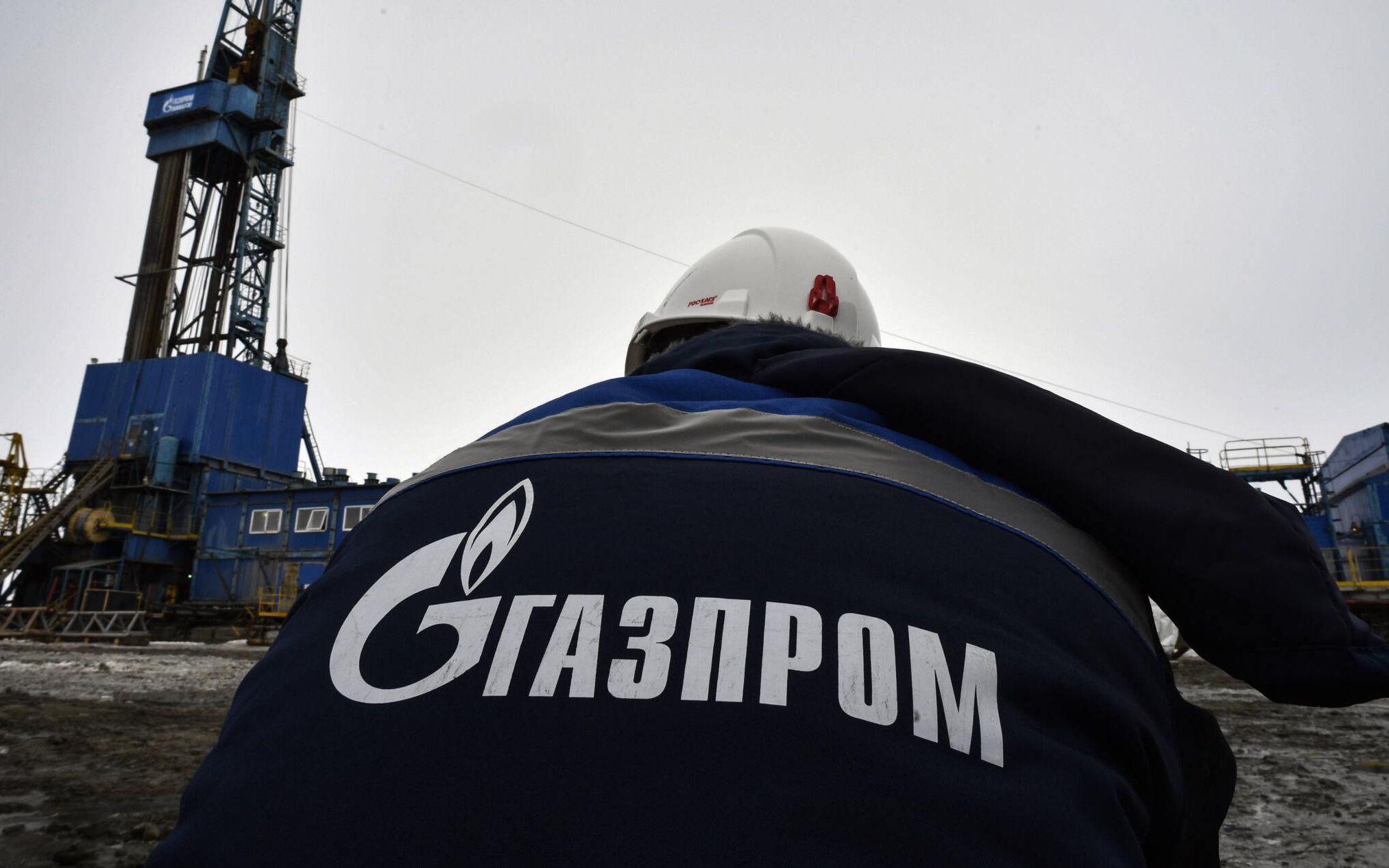 A worker walks towards Yekaterina gas drilling rig at the Bovanenkovo gas field on the Yamal peninsula in the Arctic circle on May 21, 2019. (Photo by Alexander NEMENOV / AFP)