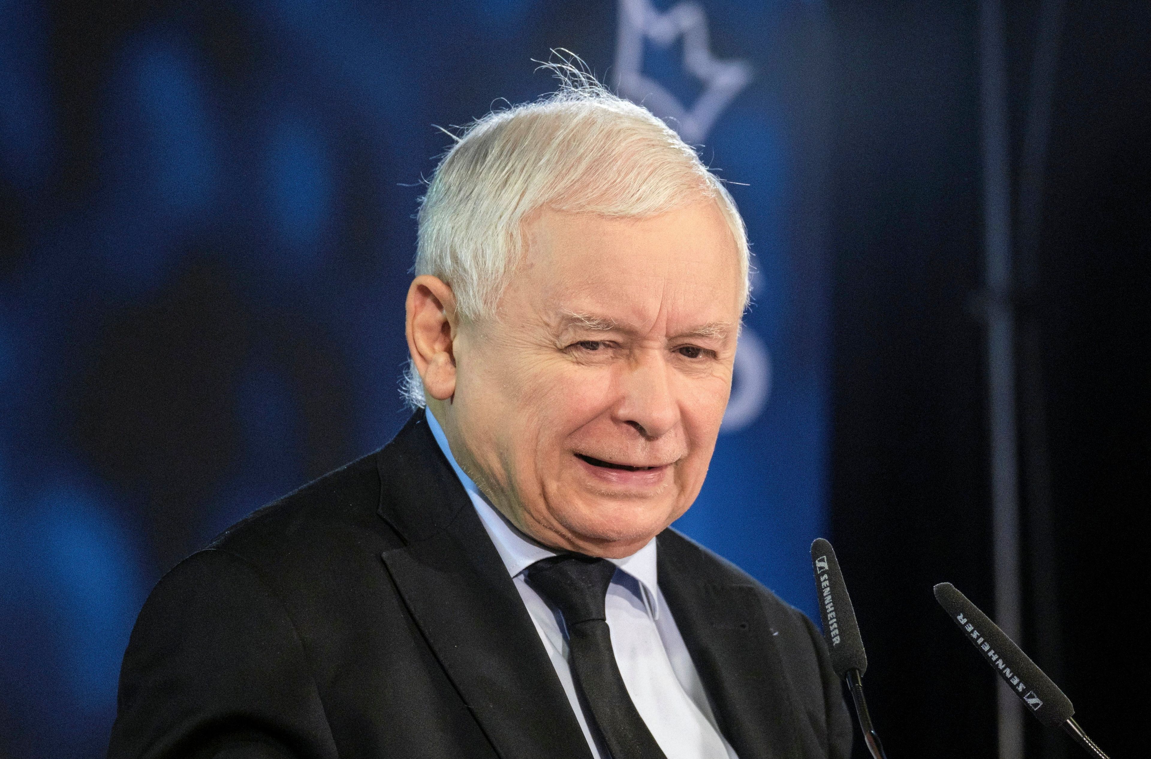 Jarosław Kaczyński z grymasem na twarzy