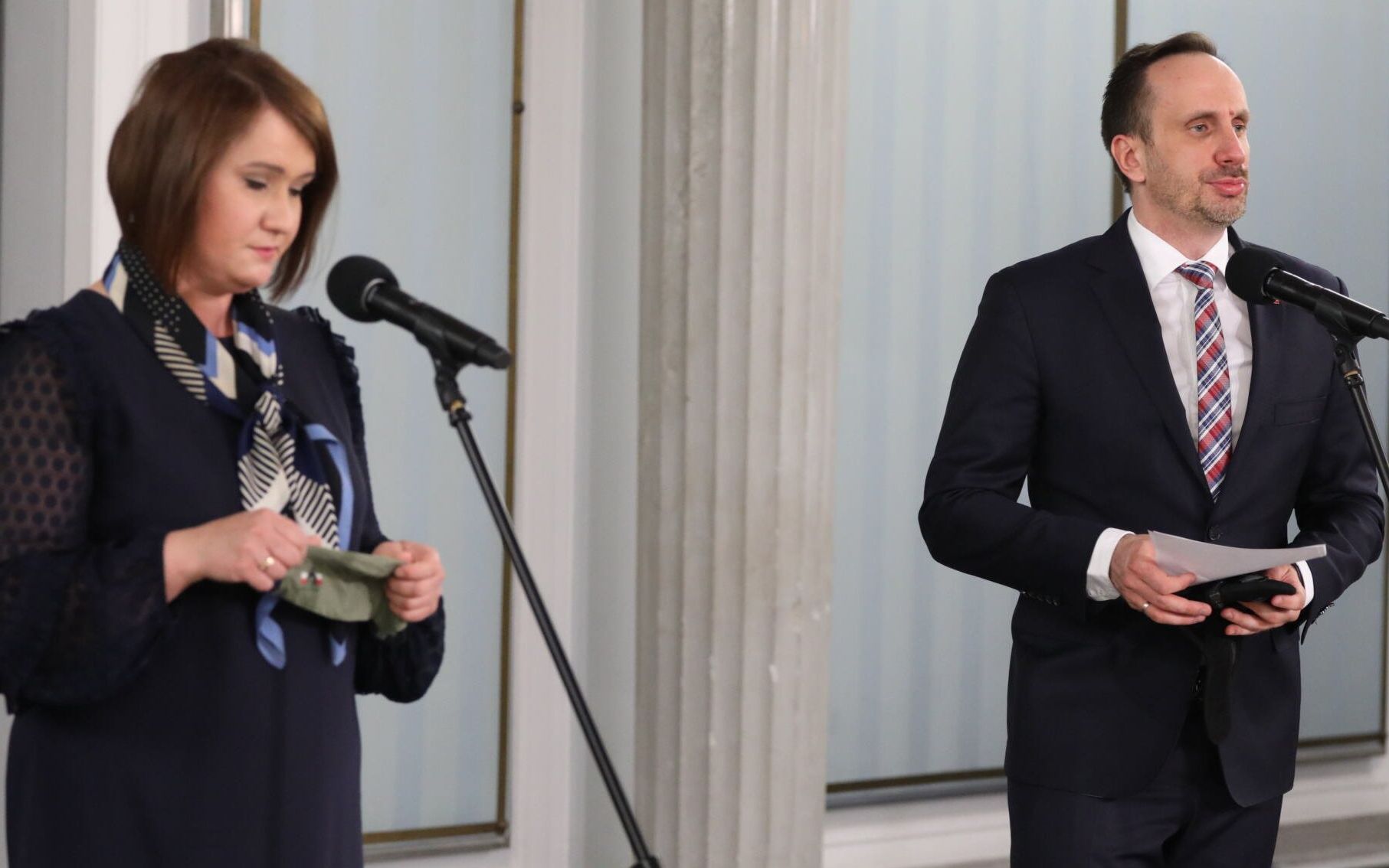 16.04.2021 Warszawa . Sejm . Od lewej: poslanka Anna Maria Siarkowska , posel Janusz Kowalski podczas konferencji prasowej dotyczacej paszportow szczepionkowych zwiazanych z piedemia koronawirusa .
Fot. Slawomir Kaminski / Agencja Gazeta