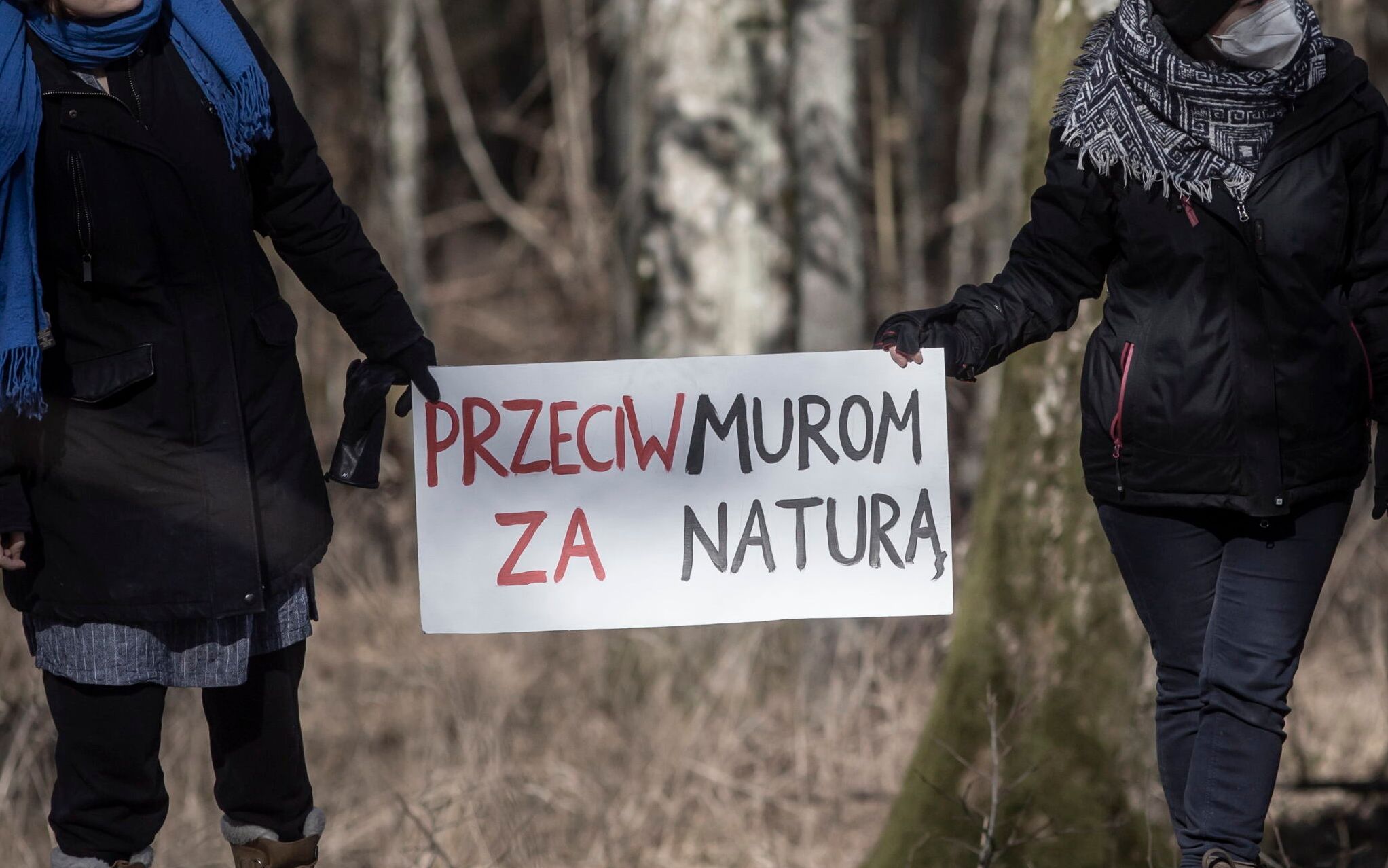 27.02.2022 Bialowieza . Punkt policyjny na wjezdzie do strefy objetej zakazem wjazdu w zwiazku z naplywem migrantow z terenu Bialorusi . Okoliczni mieszkancy i ekolodzy podczas demonstracji " Nie dla muru ", ktory jest budowany w zwiazku z zorganizowanym przez Bialorus naplywem migrantow z Bliskiego Wschodu .
Fot. Agnieszka Sadowska / Agencja Wyborcza.pl *** Local Caption *** .
