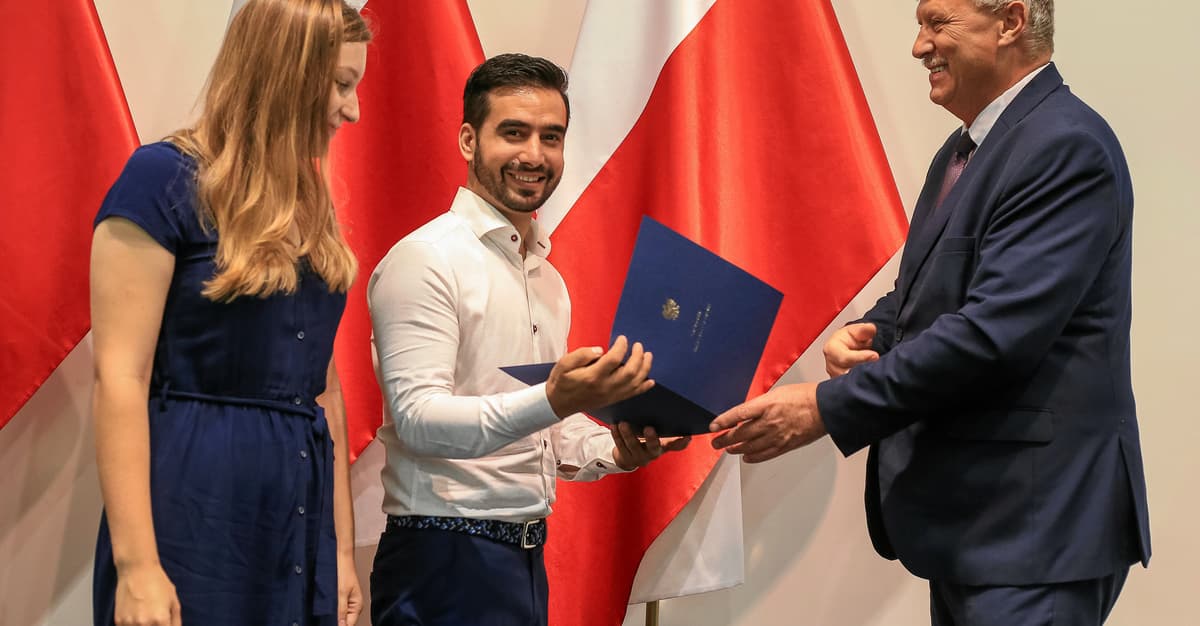 Prawica chce utrudnić cudzoziemcom uzyskanie obywatelstwa. Ta histeria zaszkodzi Polsce