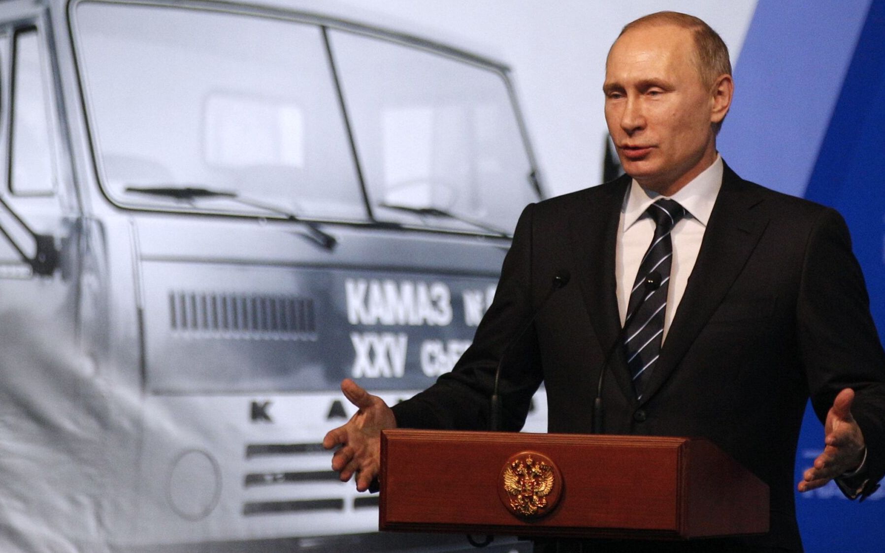 (FILES) This file photo taken on February 12, 2016 shows Russian President Vladimir Putin giving a speech at a ceremony marking 40 years since the launch of the production of KAMAZ trucks at the KamAZ vehicle plant in Naberezhnye Chelny, in the Russian region of Tatarstan, about 700 kilometers (450 miles) east of Moscow. - German heavy-goods vehicle group Daimler Truck said on February 28, 2022 it would cease its cooperation with the Russian lorry-maker Kamaz in light of Moscow's invasion of Ukraine. (Photo by ALEXANDER ZEMLIANICHENKO / POOL / AFP)