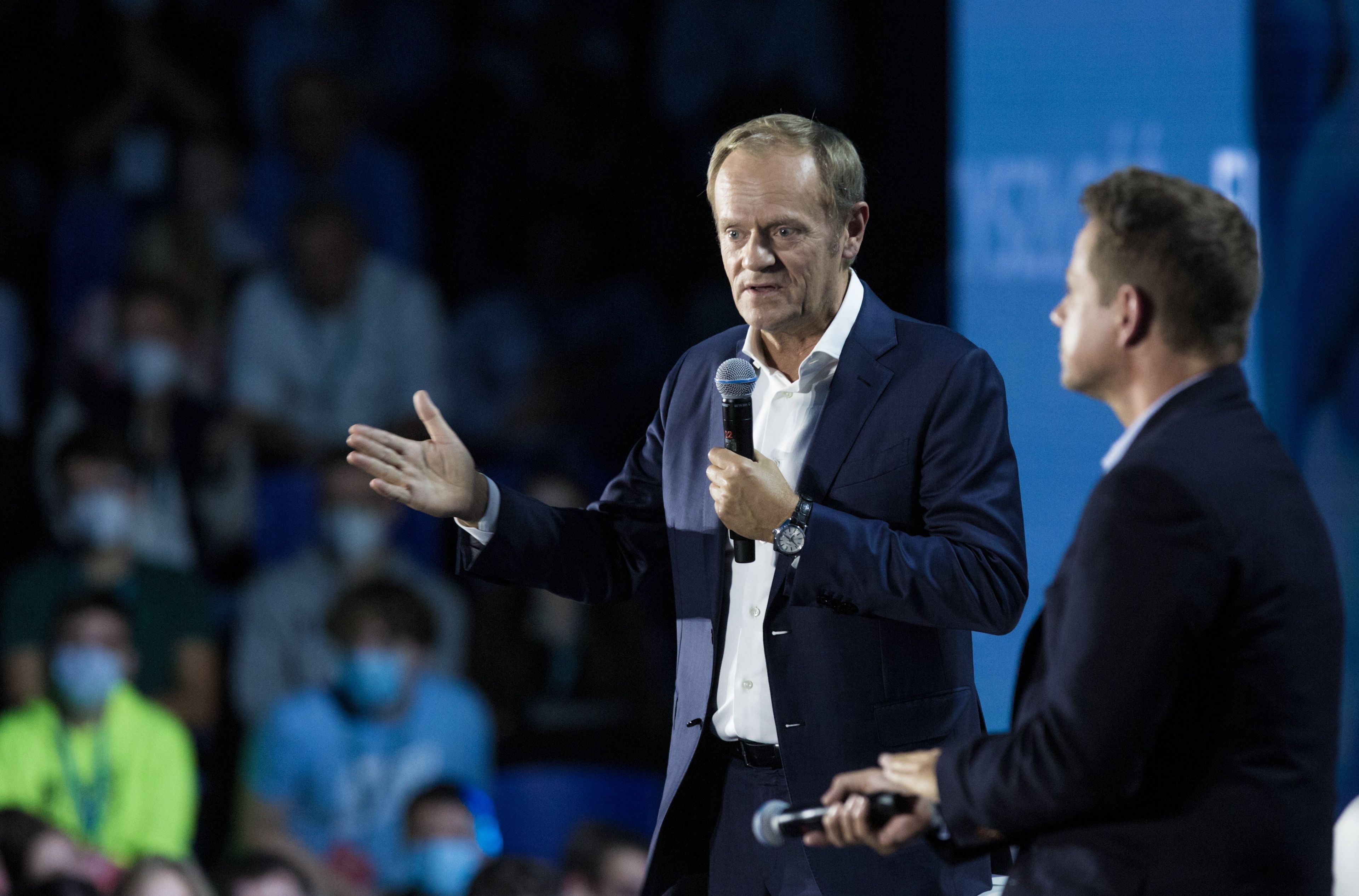 Tusk i Trzaskowski stoją przed publicznością