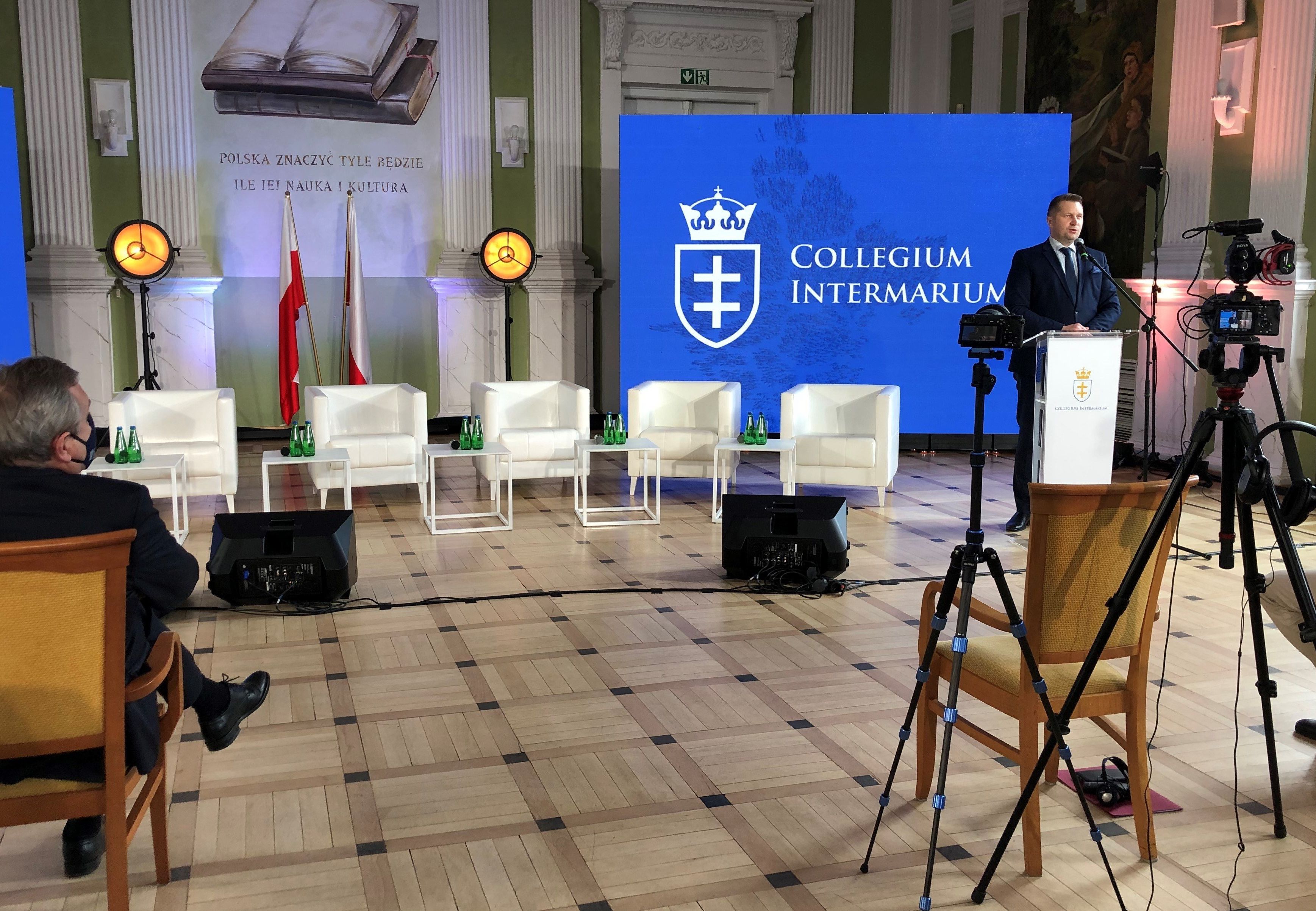 Mężczyzna w prawie pustej sali przemawia
