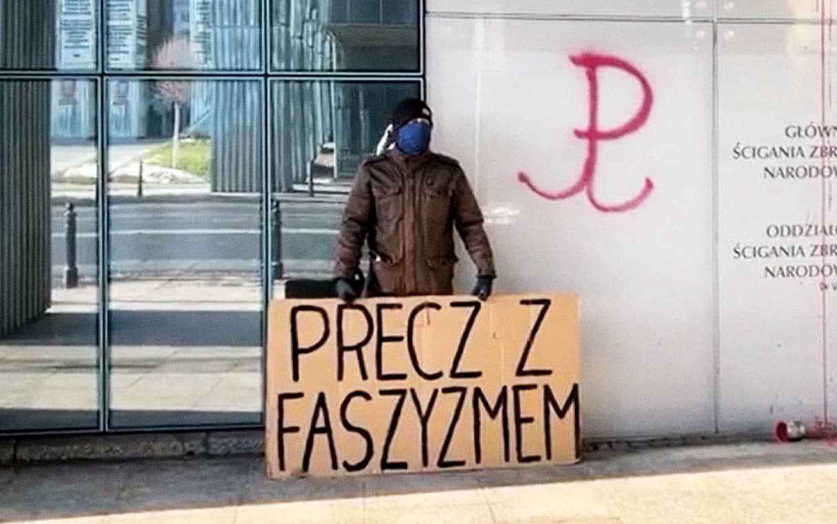 Grafika do artykułu "Precz z faszyzmem". Aktywista zatrzymany za farbę i znak Polski Walczącej na gmachu IPN