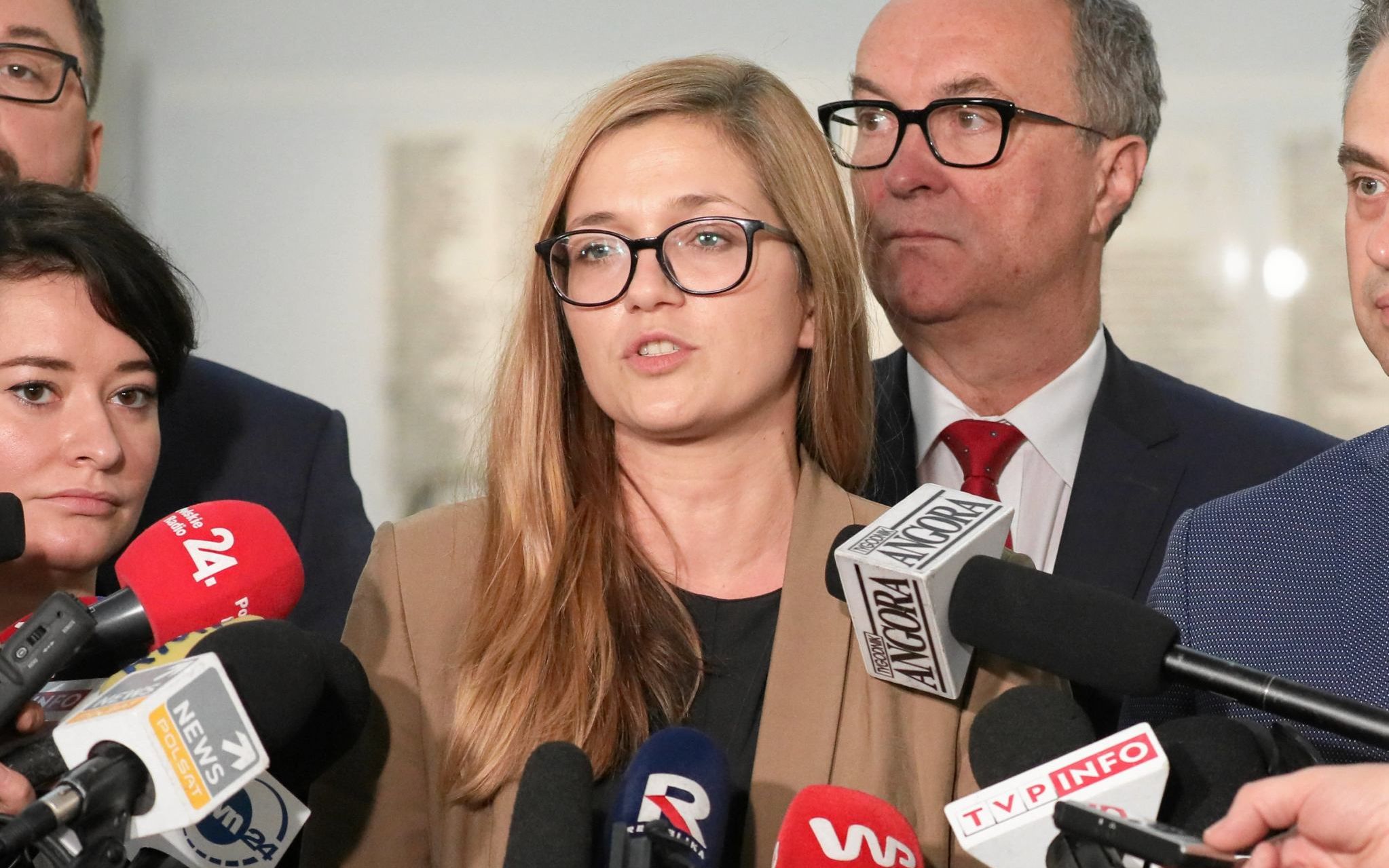 19.11.2019  Warszawa , ulica Wiejska . Sejm . Trzeci dzien pierwszego posiedzenia Sejmu X Kadencji . Od lewej: Marcin Kulasek , Anna Maria Zukowska , Magdalena Biejat , Wlodzimierz Czarzasy , Krzysztof Gawkowski , Dariusz Wieczorek , Krzysztof Smiszek podczas konferencji prasowej Lewicy w zwiazku z wycofaniem sie Prawa i Sprawiedliwosci z projektu zmian w ustawie dotyczacych zniesienia limitu oplacania skladek emerytalnych i w zwiazku z projektem Lewicy w tej sprawie .
Fot. Slawomir Kaminski / Agencja Gazeta