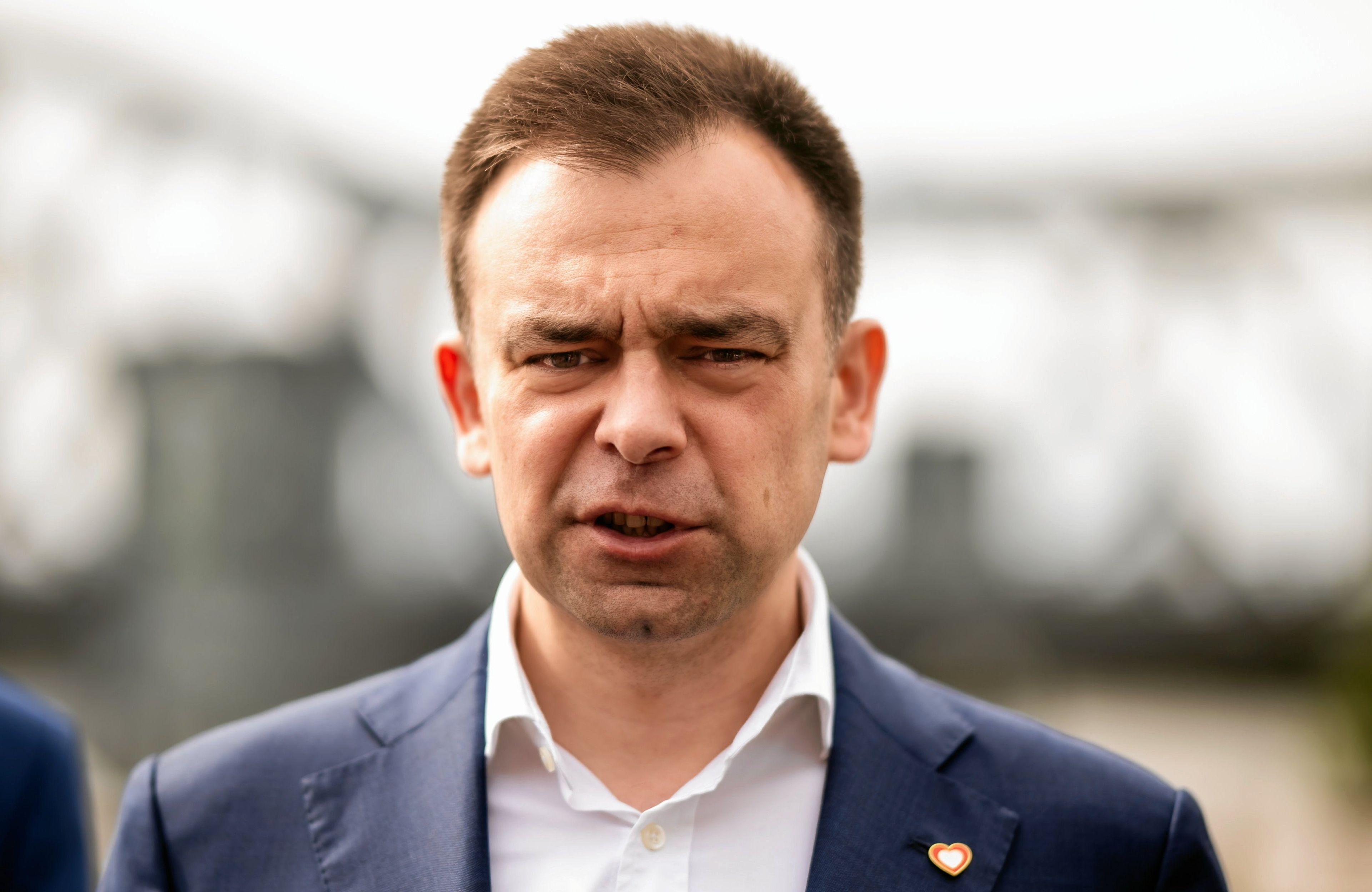 Minister Finansów Andrzej Domański podczas konferencji prasowej na świeżym powietrzu