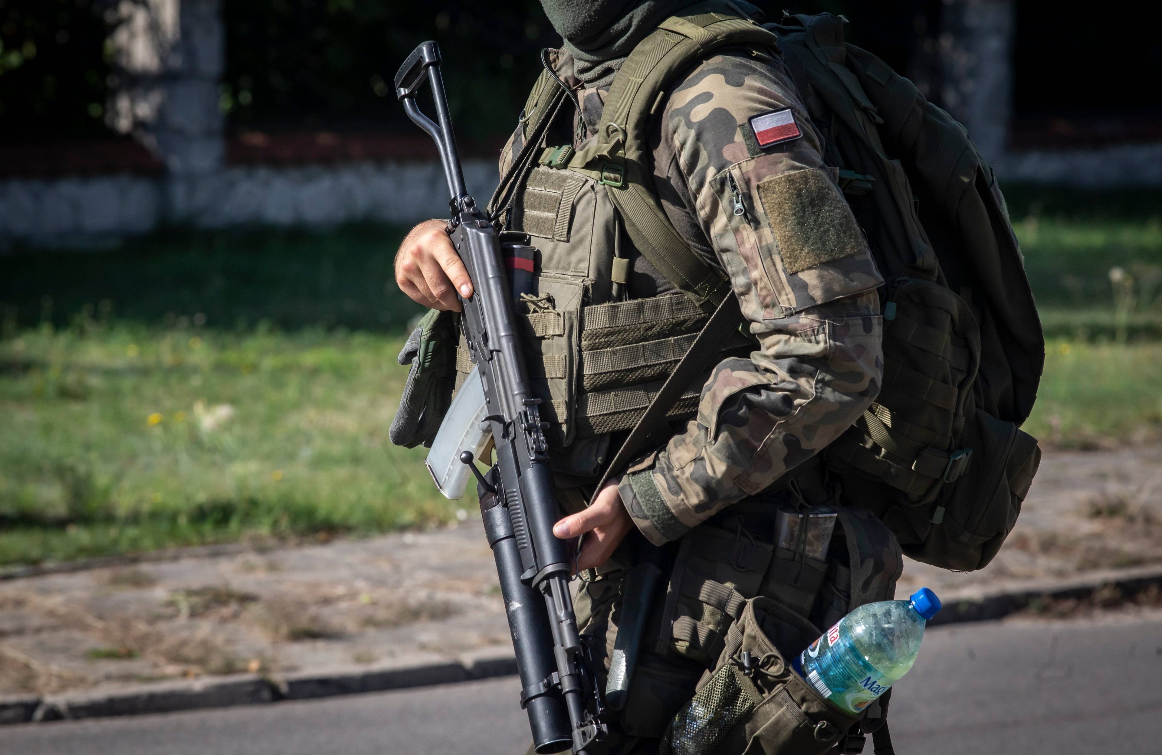 Zamaskowany, uzbrojony polski żołnierz