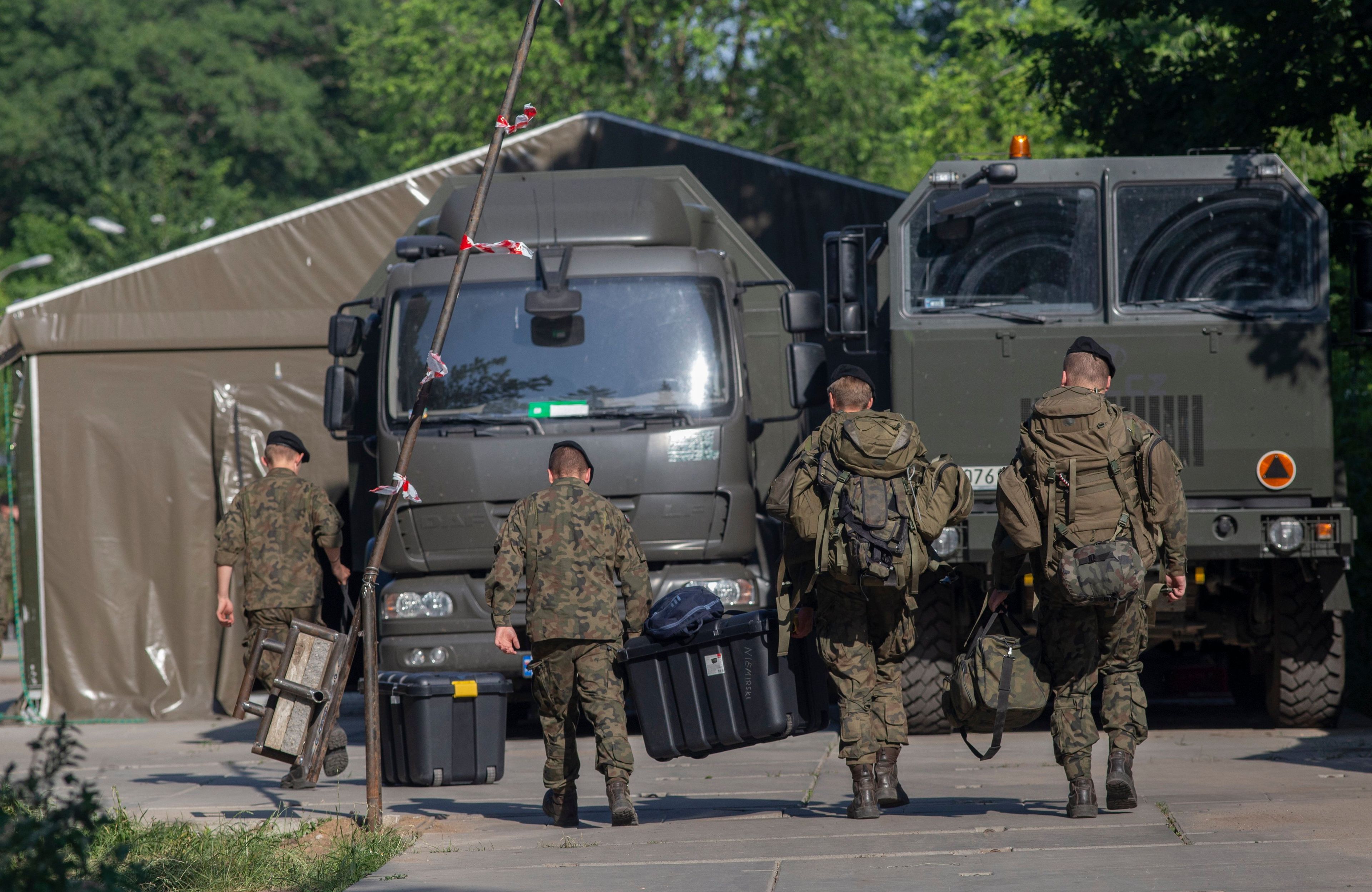 Pierwszy dzien otwarcia strefy w Puszczy Bialowieskiej . ktora powstala w zwiazku z duza iloscia uchodzcow przechodzacych przez zielona granice polsko bialoruska , po dziesieciu miesiacach obowiazywania stanu wyjatkowego oraz czasowego zakazu przebywania - do 183 miejscowosci przy polsko-bialoruskiej mozna juz bylo przedostac sie bez trudu. W tym do turystycznej Bialowiezy - stolicy Puszczy Bialowieskiej . Wydarzenie " Nie Dla Muru " . Wydarzenie zorganizowane przez organizacje pomocowe dla uchodzcow . W Bialowiezy wciaz stacjonuja zolnierze i wojsko .