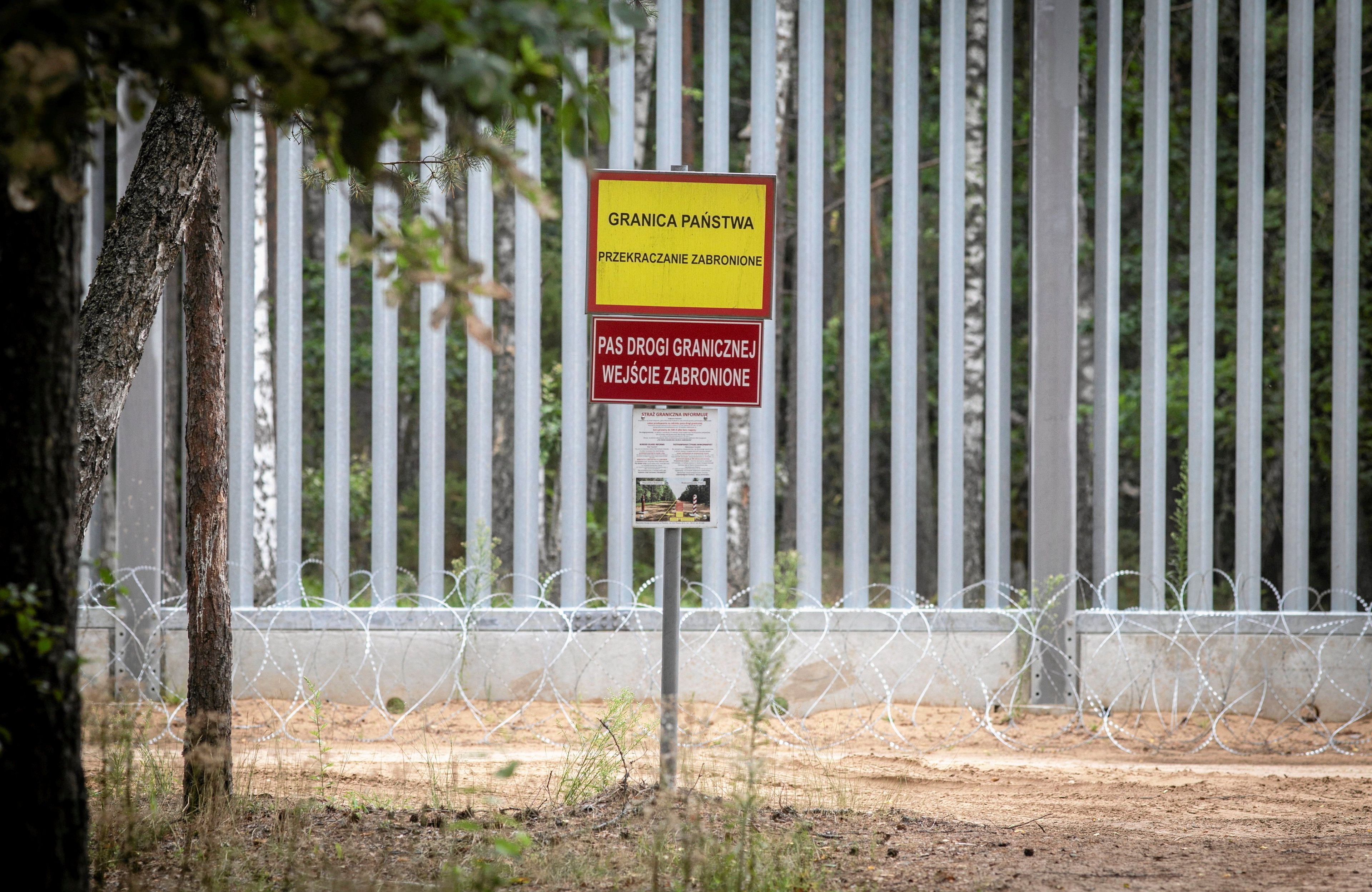 Zapora metalowa na granicy. Tablica z napisem Granica Państwowa