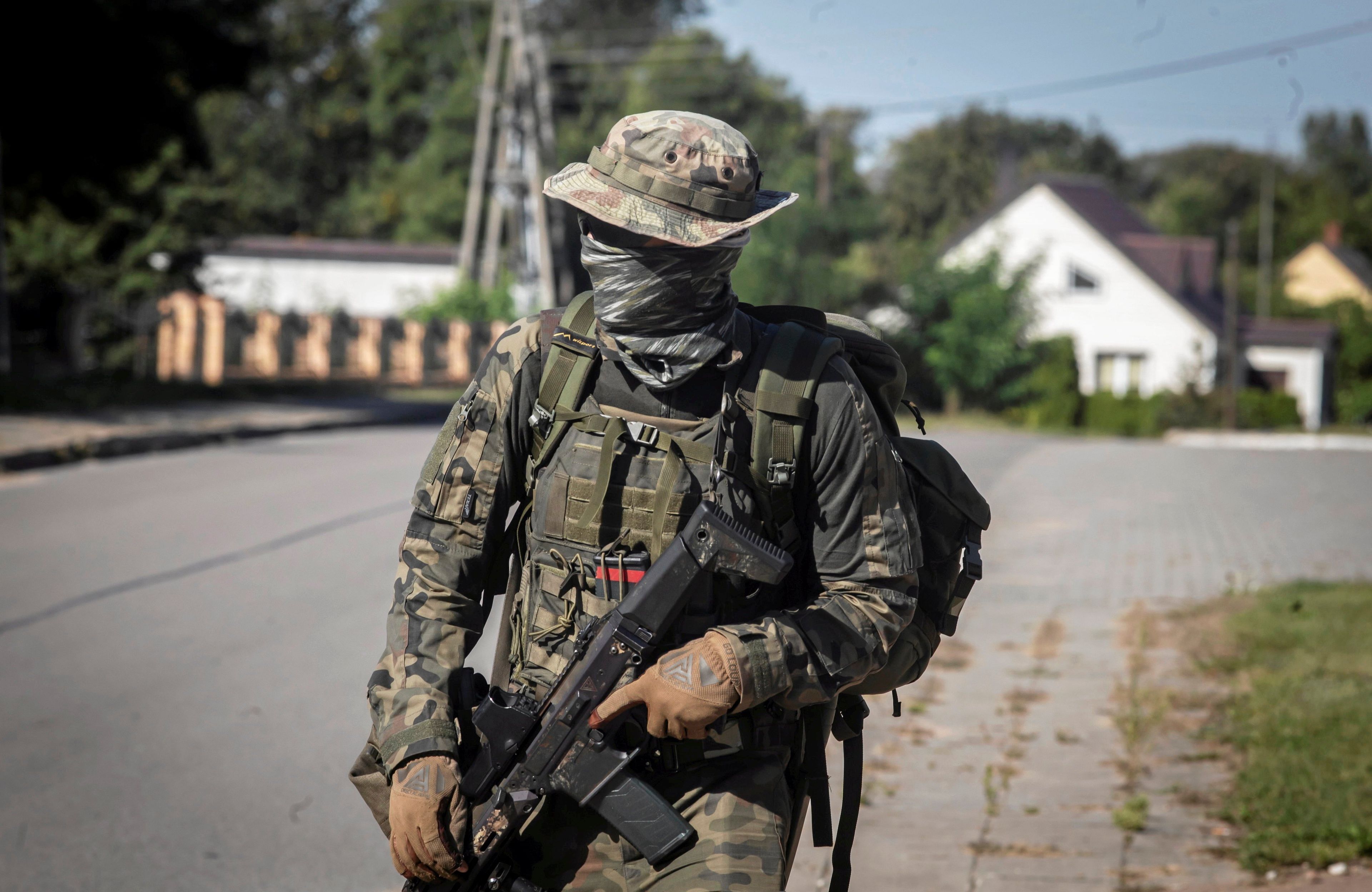 Zamaskowany żołnierz na patrolu