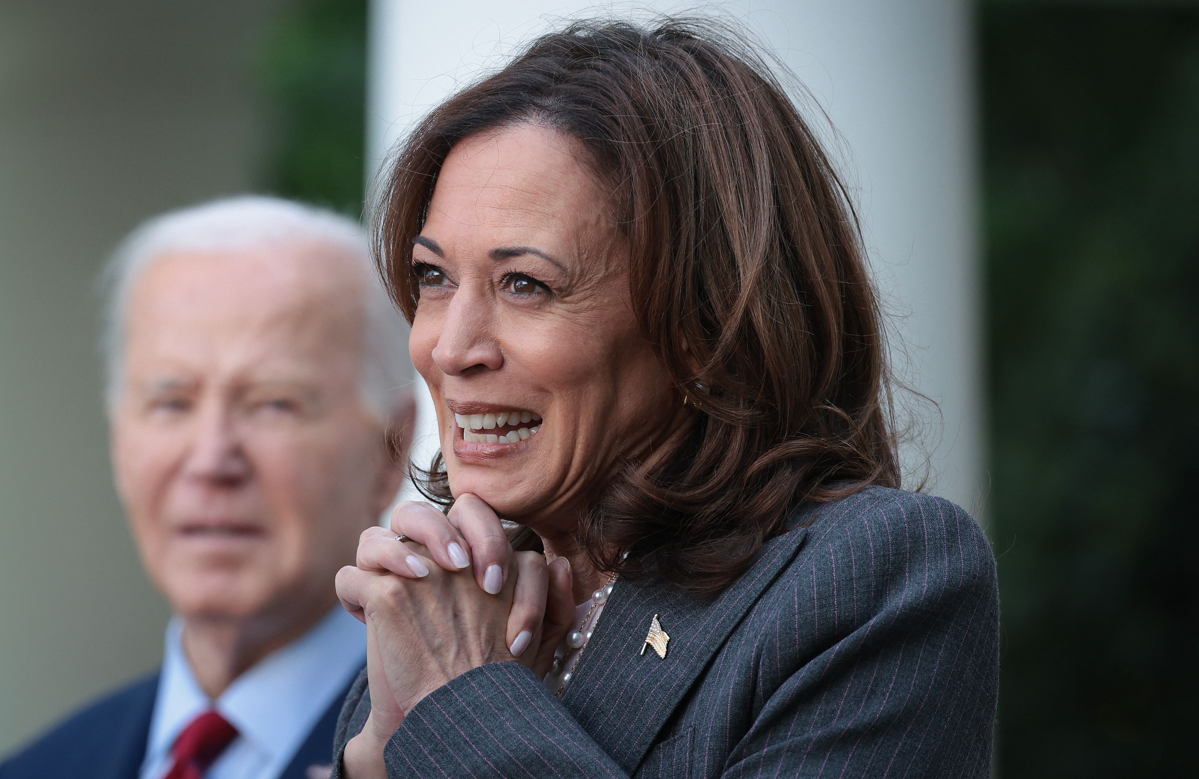 Kamala Harris na pierwszym planie, w tle Joe Biden