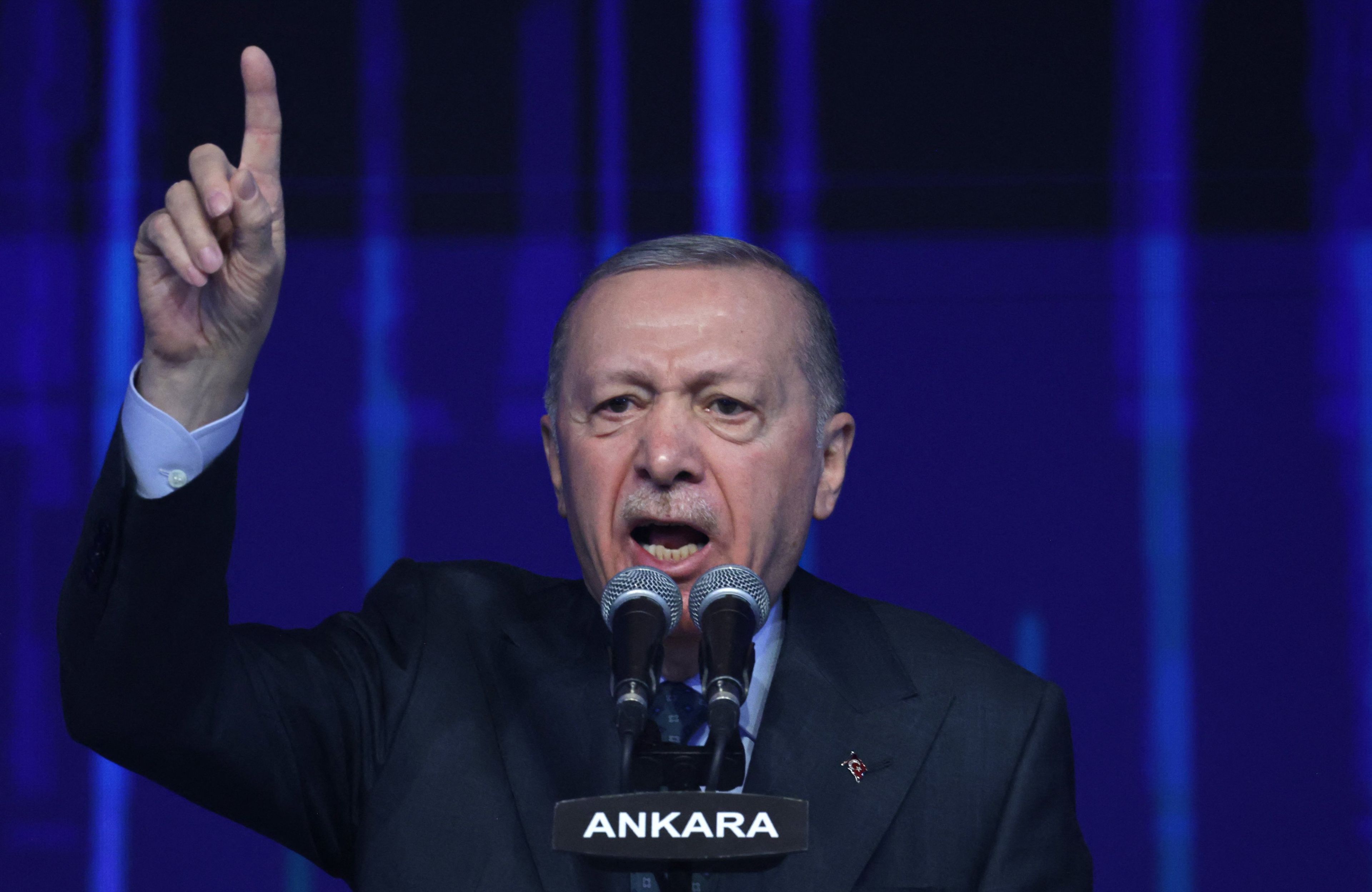 Starszy mężczyzna, prezydent Tusrcji Erdogan przemawia z trybuny