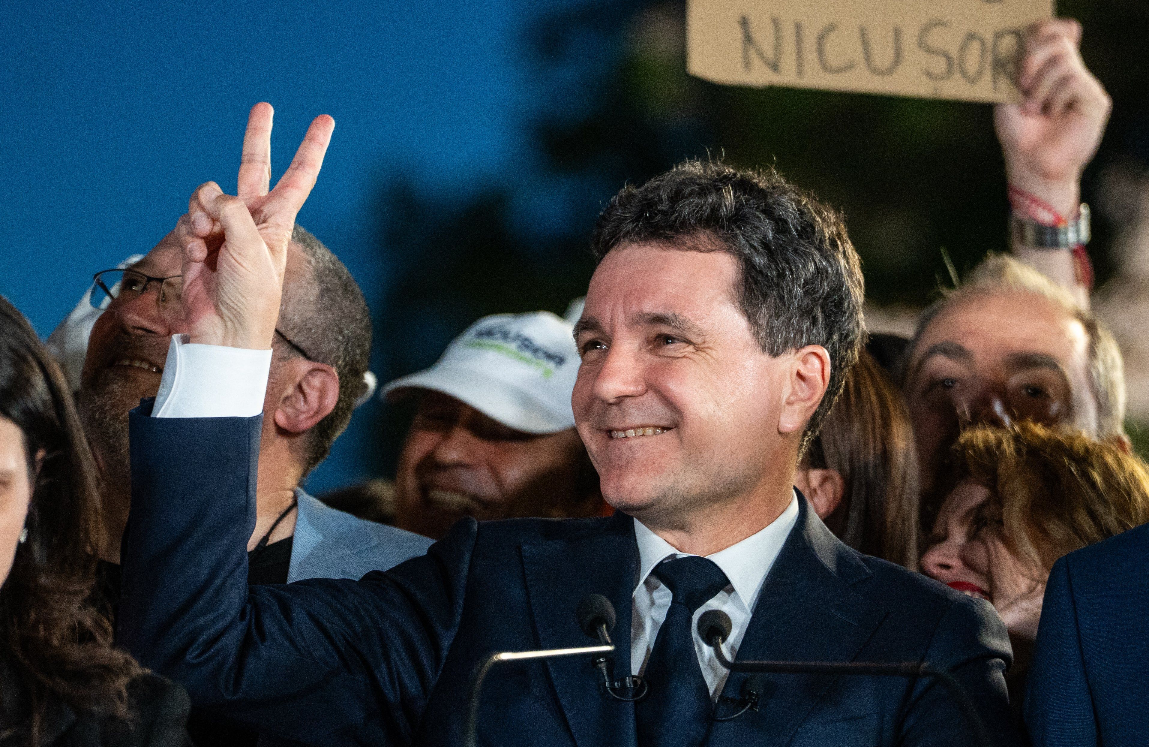 Kandydat na prezydenta Rumunii Nicusor Dan reaguje po ogłoszeniu wyników sondaży exit poll w Bukareszcie, 4 maja 2025 r.