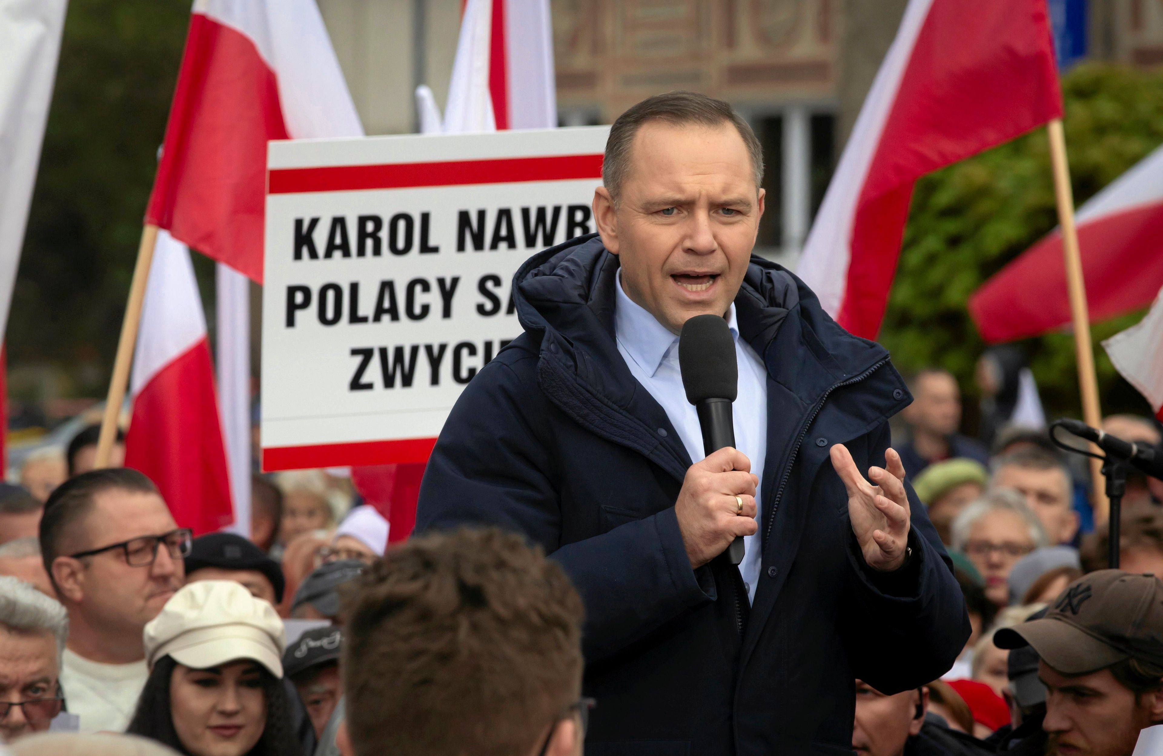 10.05.2025  Bialystok . Karol Nawrocki podczas kampanii prezydenckiej na spotkaniu z mieszkancami na rynku , przy pomniku Pilsudskiego .
Fot. Agnieszka Sadowska/ Agencja Wyborcza.pl *** Local Caption *** .