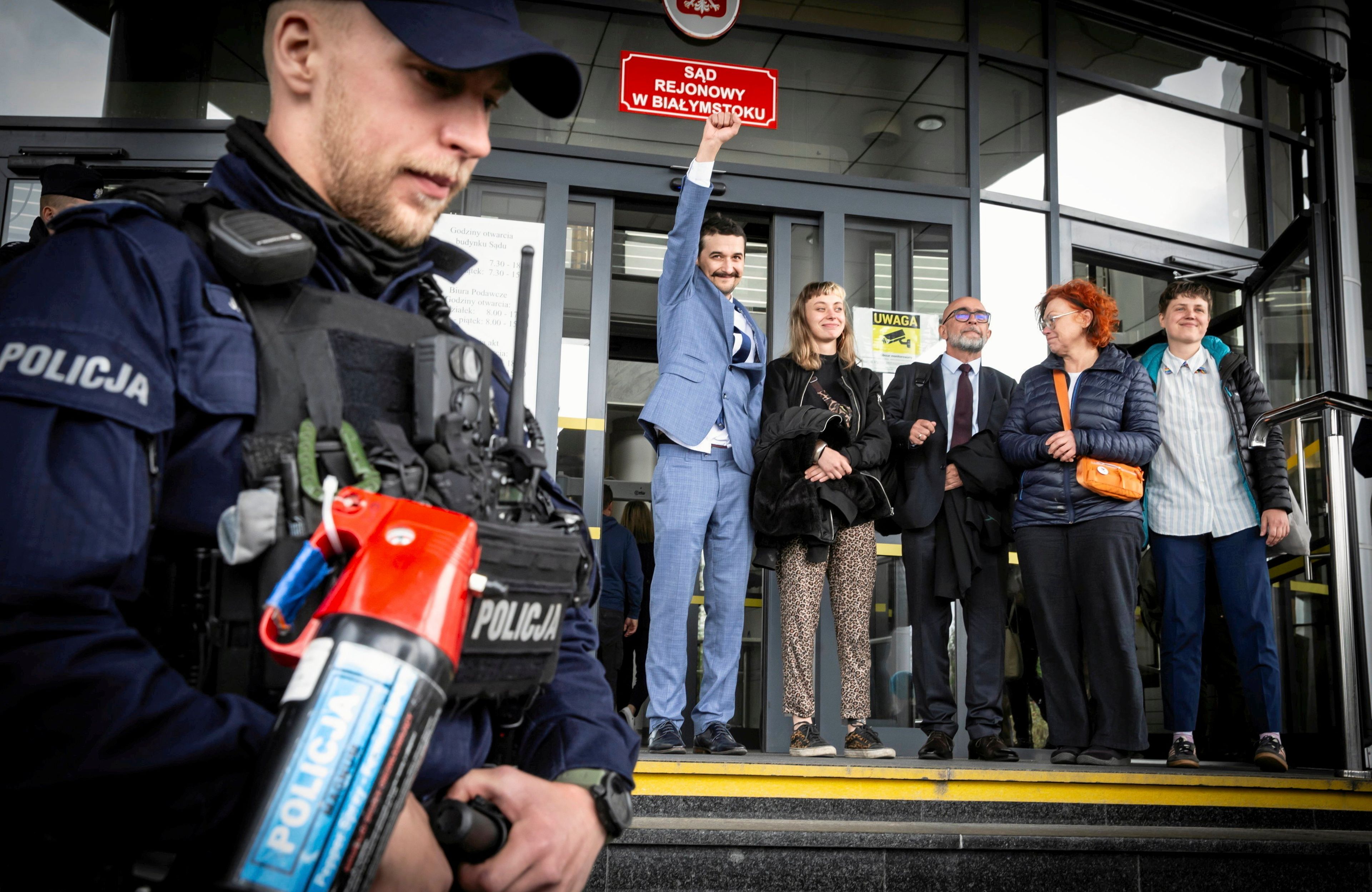 Proces Piatki z Hajnówk, 14 maja 2025. Oskarżeni i ich adwokat przed sądem rejonowym w Białymstoku
