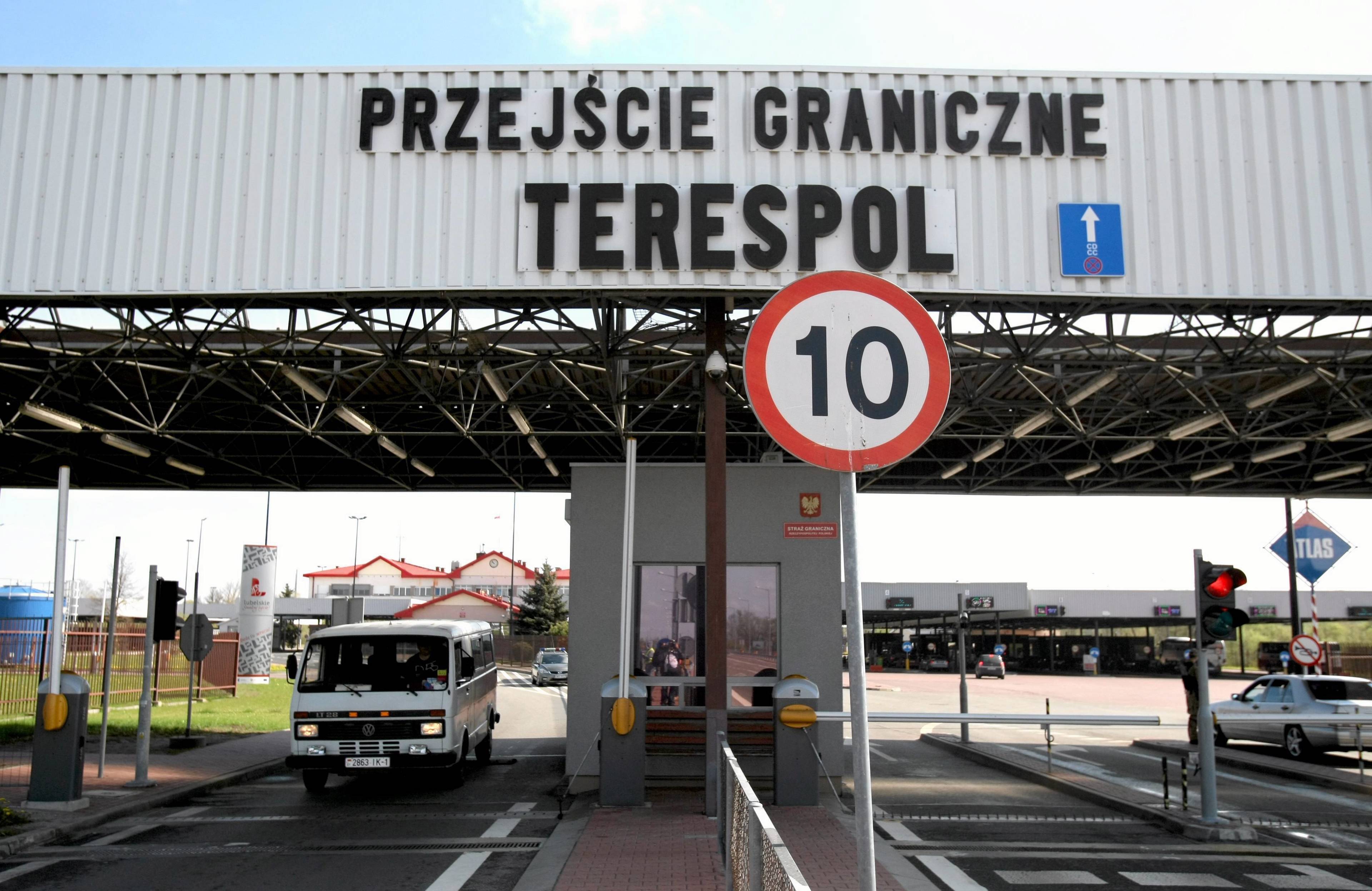 Drogowe przejście z napisem "Przejście graniczne Terespol"