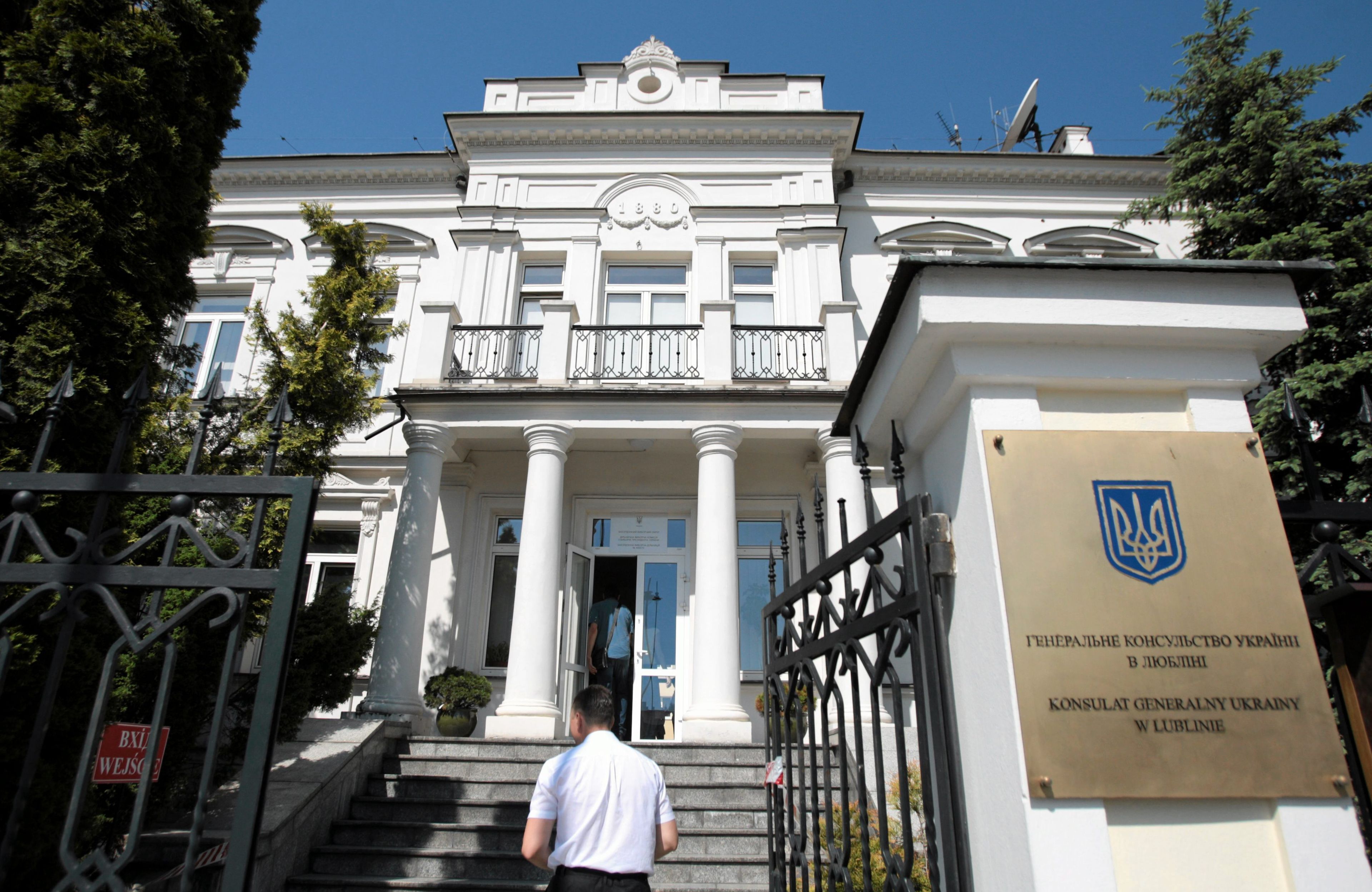 Budynek z ukraińskim herbem