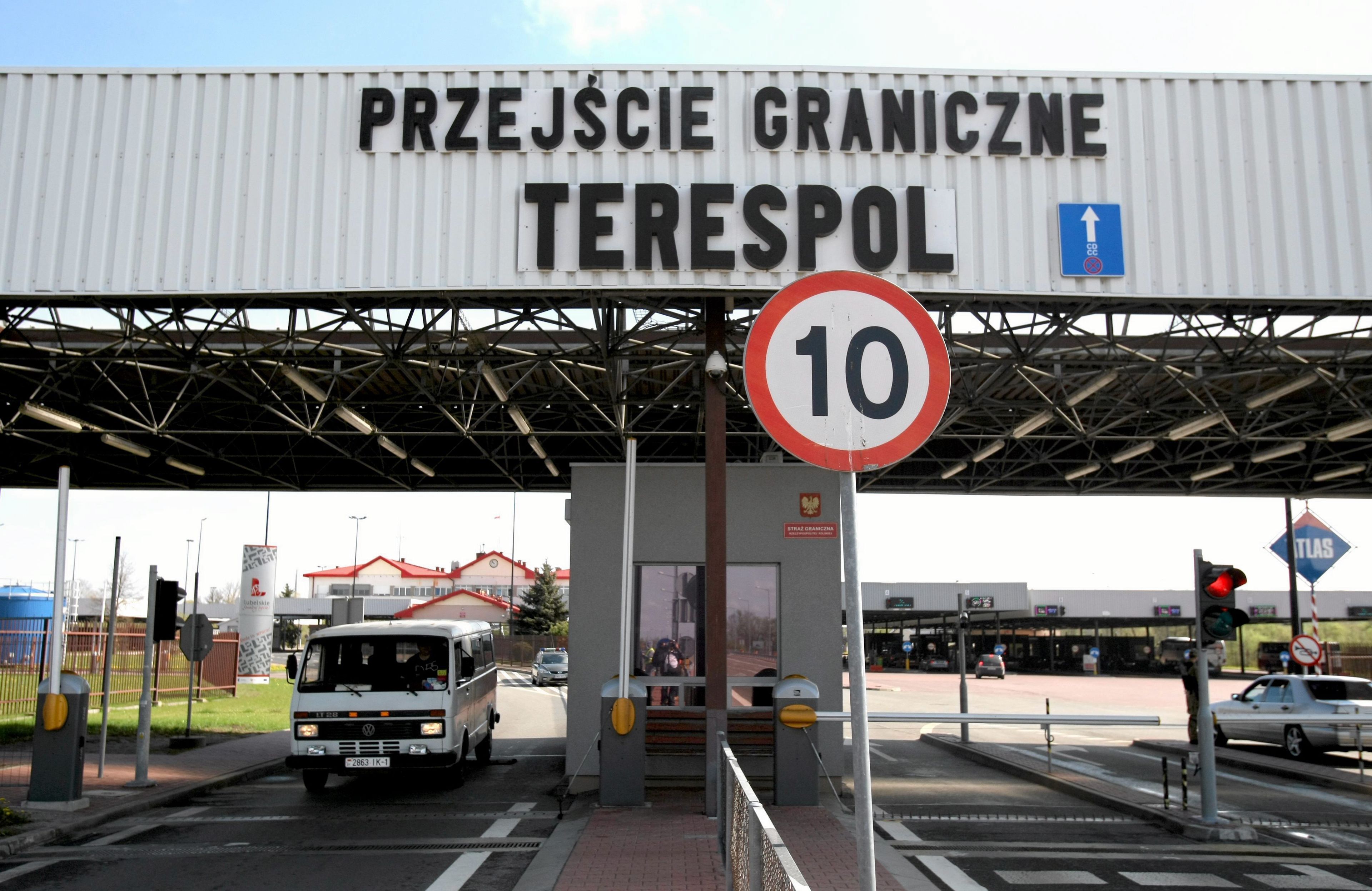 Drogowe przejście z napisem "Przejście graniczne Terespol"