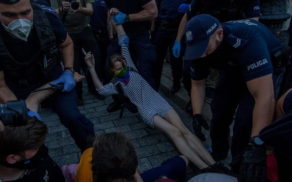 07.08.2020 Warszawa . ulica Krakowskie Przedmiescie . Blokada aresztowania aktywistki KPH .
Fot. Adam Stepien / Agencja Gazeta