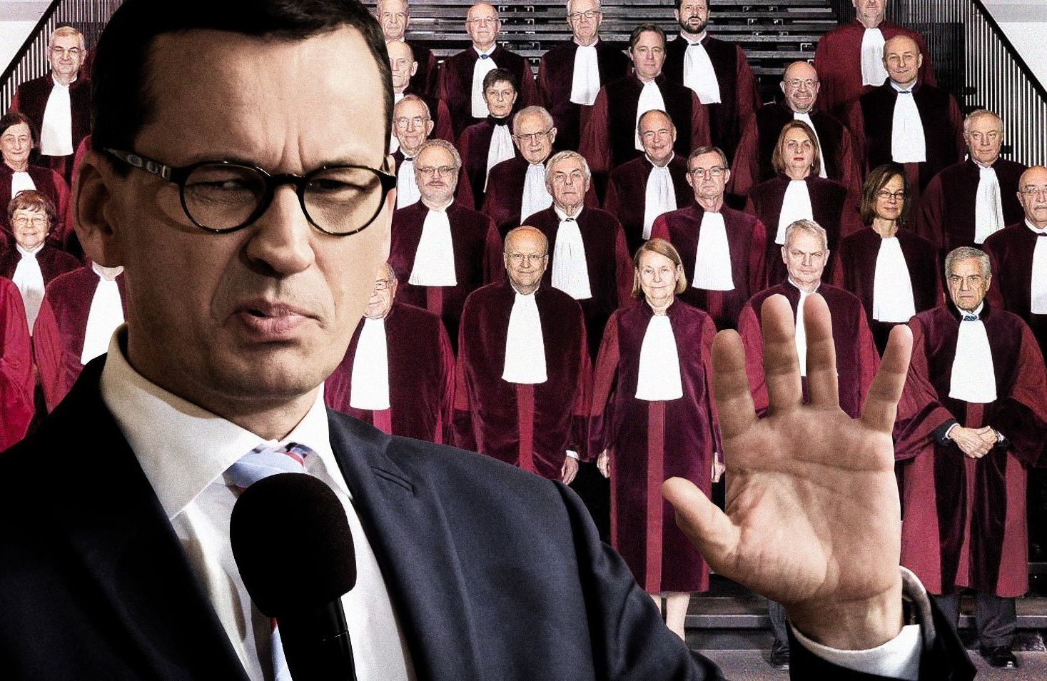 Grafika. Morawiecki w garniturze na tle sędziów TSUE w pąsowych togach