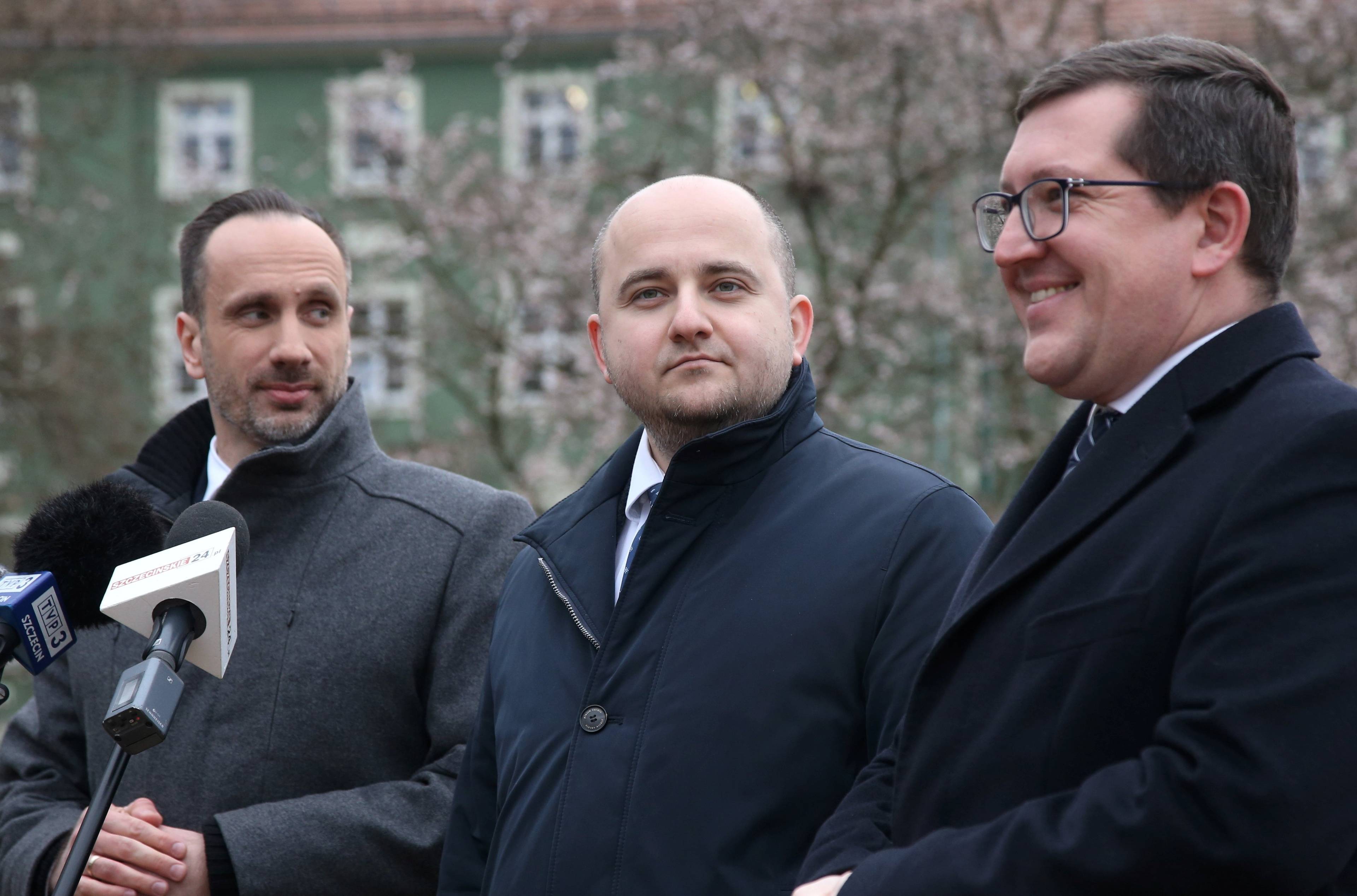 Dariusz Matecki, Janusz Kowalski i Mateusz Wagemann uczestniczą w konferencji prasowej