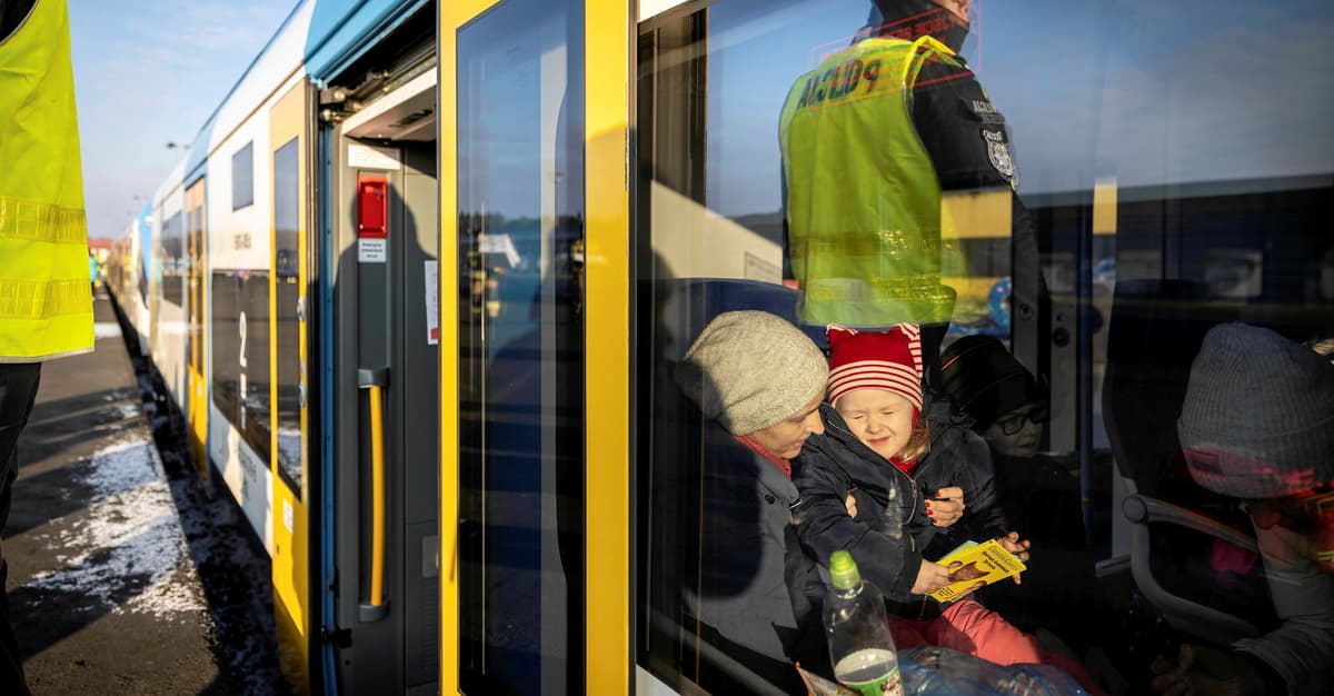 „Uchodźcy pytają o kartę CUKR”. Co trzeba wiedzieć o nowej karcie pobytu dla uchodźców z Ukrainy?