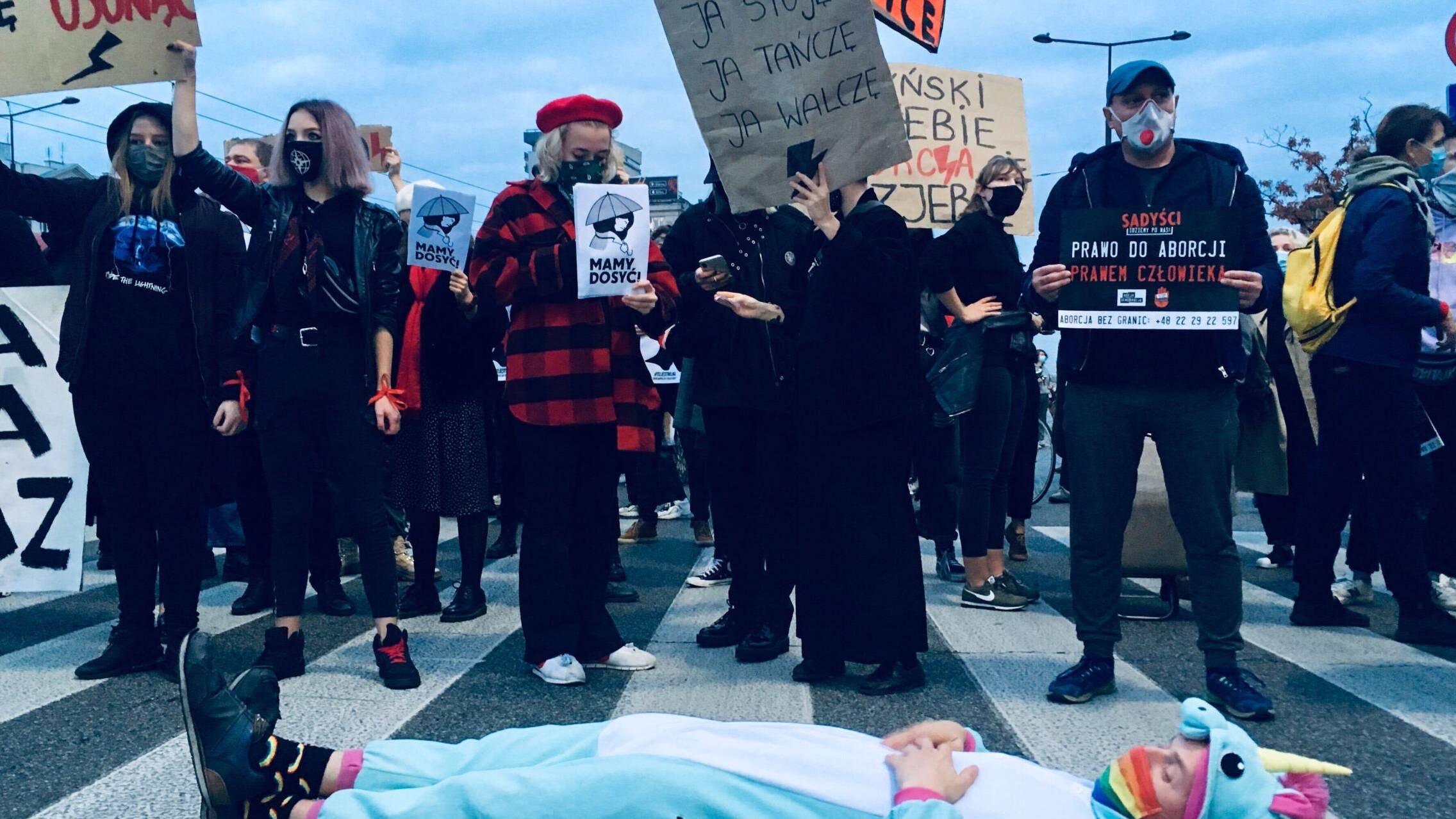 Protest przeciwko zakazowi aborcji - jednorożec blokuje przejście dla pieszych