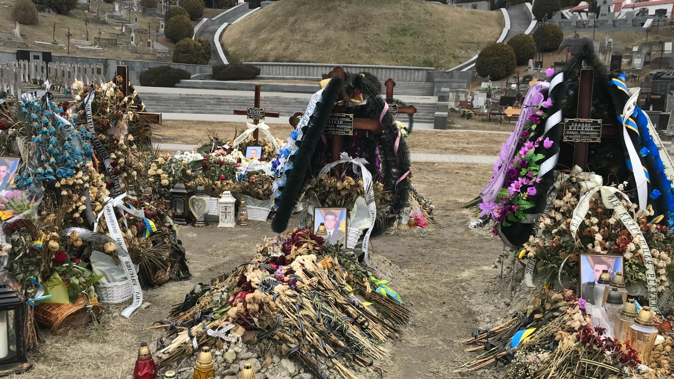 Groby żołnierzy ukraińskich poległych w ataku rakietowym na Jaworów