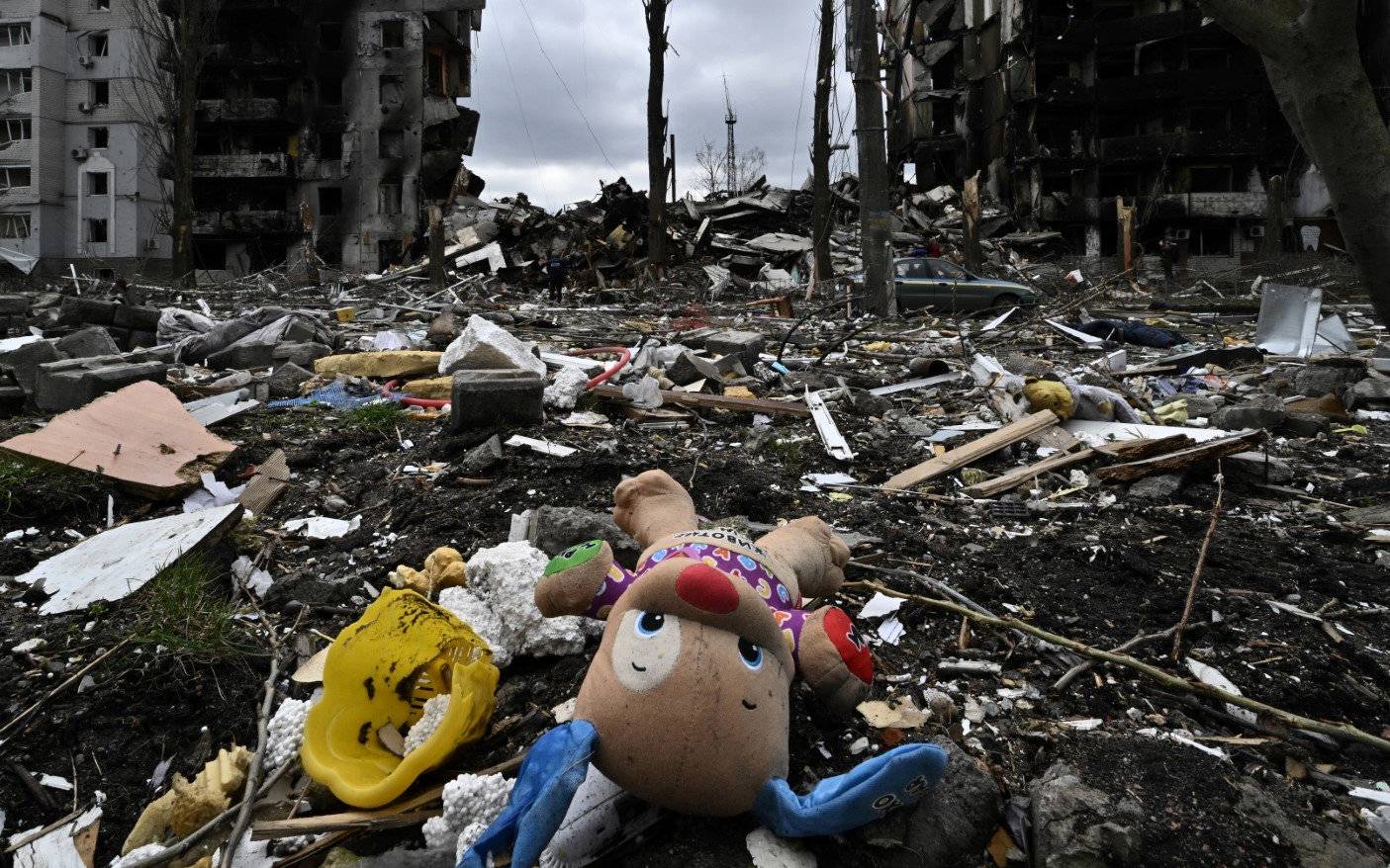 This photograph taken on April 6, 2022 shows a toy and personal belongings amongst rumbles  in front of a destroyed residential building, in the town of Borodianka, northwest of Kyiv. - The Russian retreat last week has left clues of the battle waged to keep a grip on Borodianka, just 50 kilometres (30 miles) north-west of the Ukrainian capital Kyiv. (Photo by Genya SAVILOV / AFP)